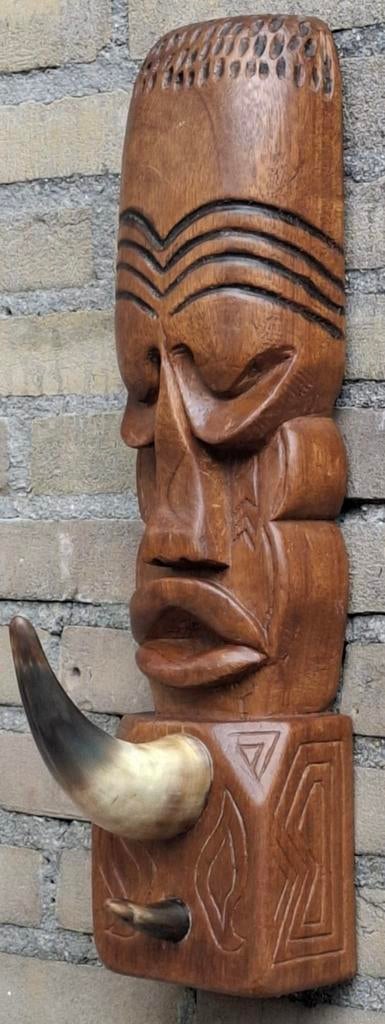 MAORI TOTEM. Originele hoorns. 52/12.5 cm., Antiek en Kunst, Ophalen