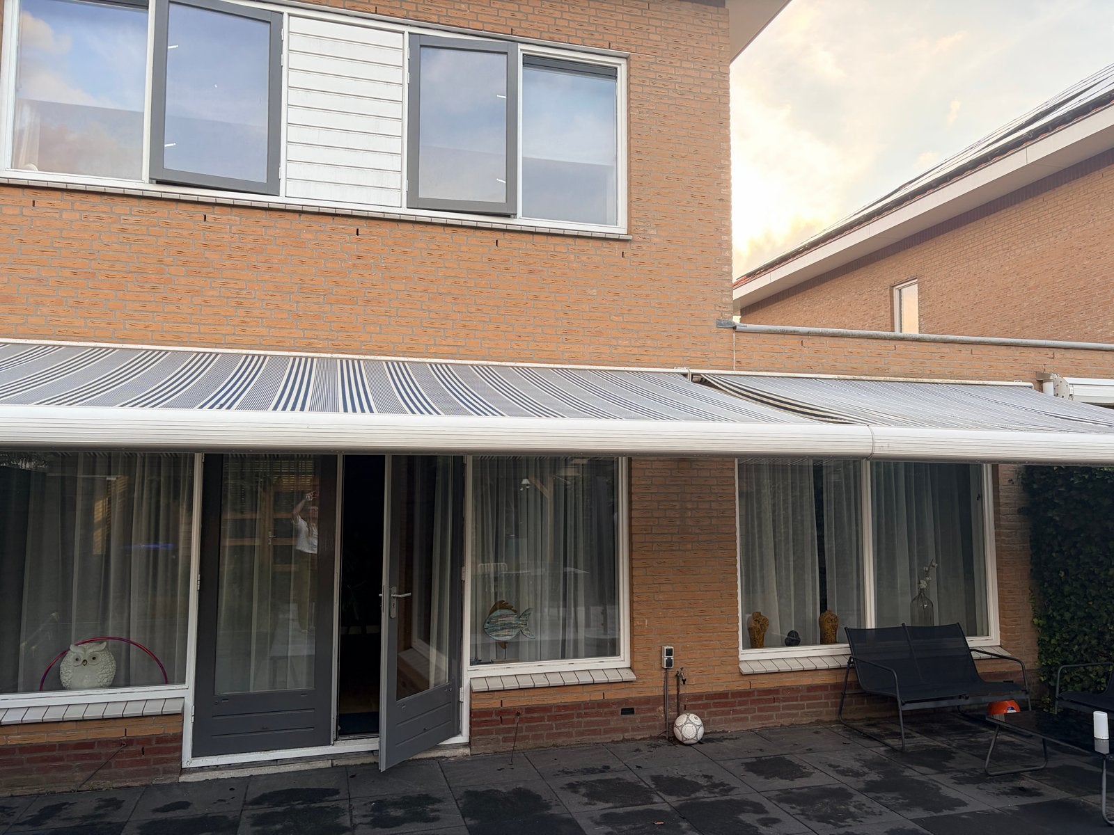 Elektrisch knikarmscherm - blauw/wit gestreept, Tuin en Terras, Zonneschermen, Ophalen, Gebruikt, 450 cm of meer, Elektrisch