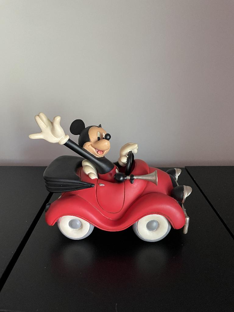 Mickey mouse in auto, Ophalen of Verzenden, Mickey Mouse, Zo goed als nieuw, Beeldje of Figuurtje