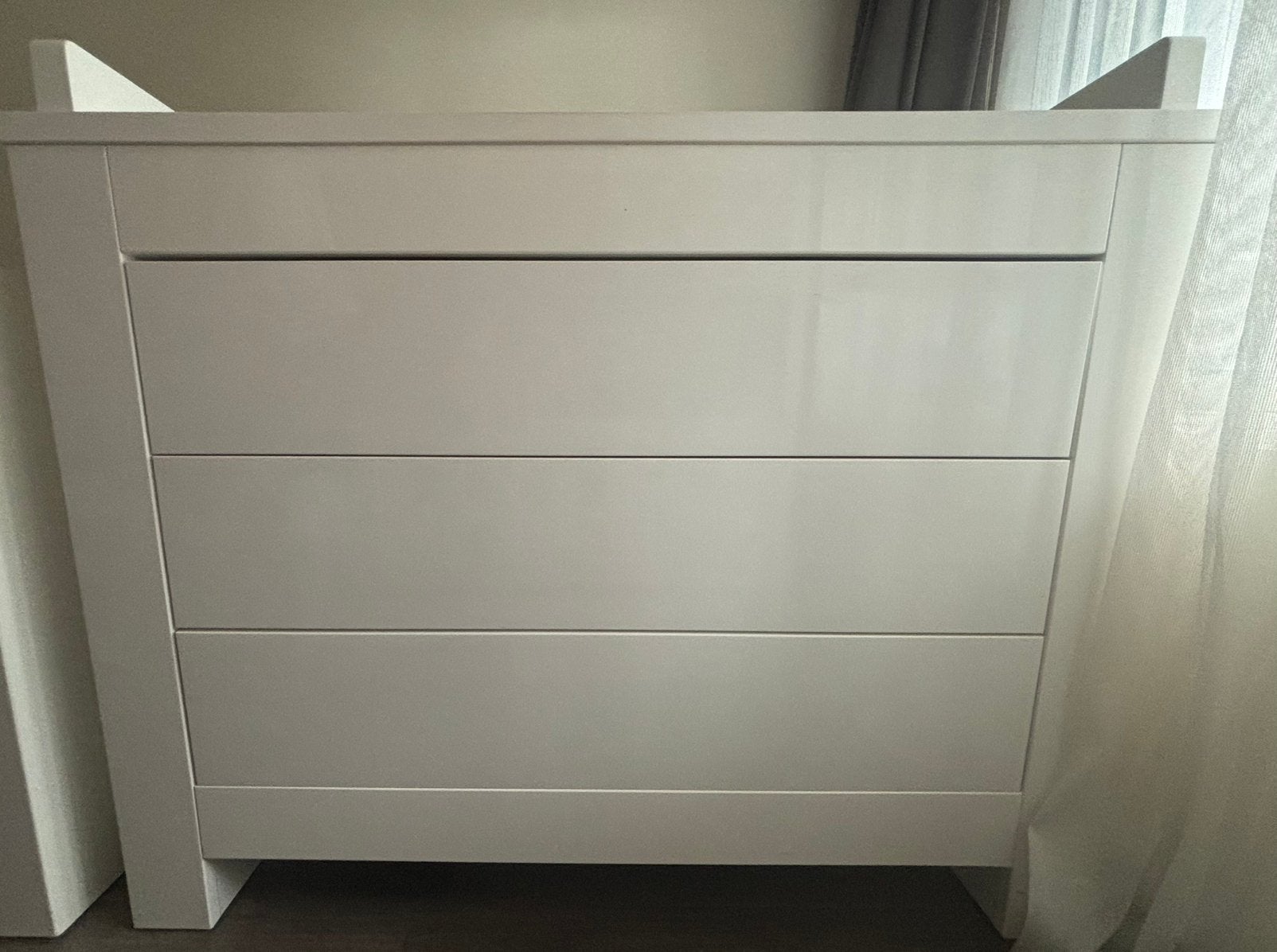 Commode Kids Mill Alaska hoogglans wit, Kinderen en Baby's, Kinderkamer | Commodes en Kasten, Ophalen, 50 tot 70 cm, Opstaande rand
