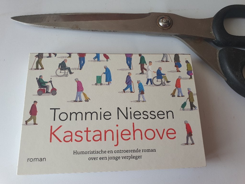 Tommie Niessen - Kastanjehove    708, Ophalen of Verzenden, Zo goed als nieuw, Nederland