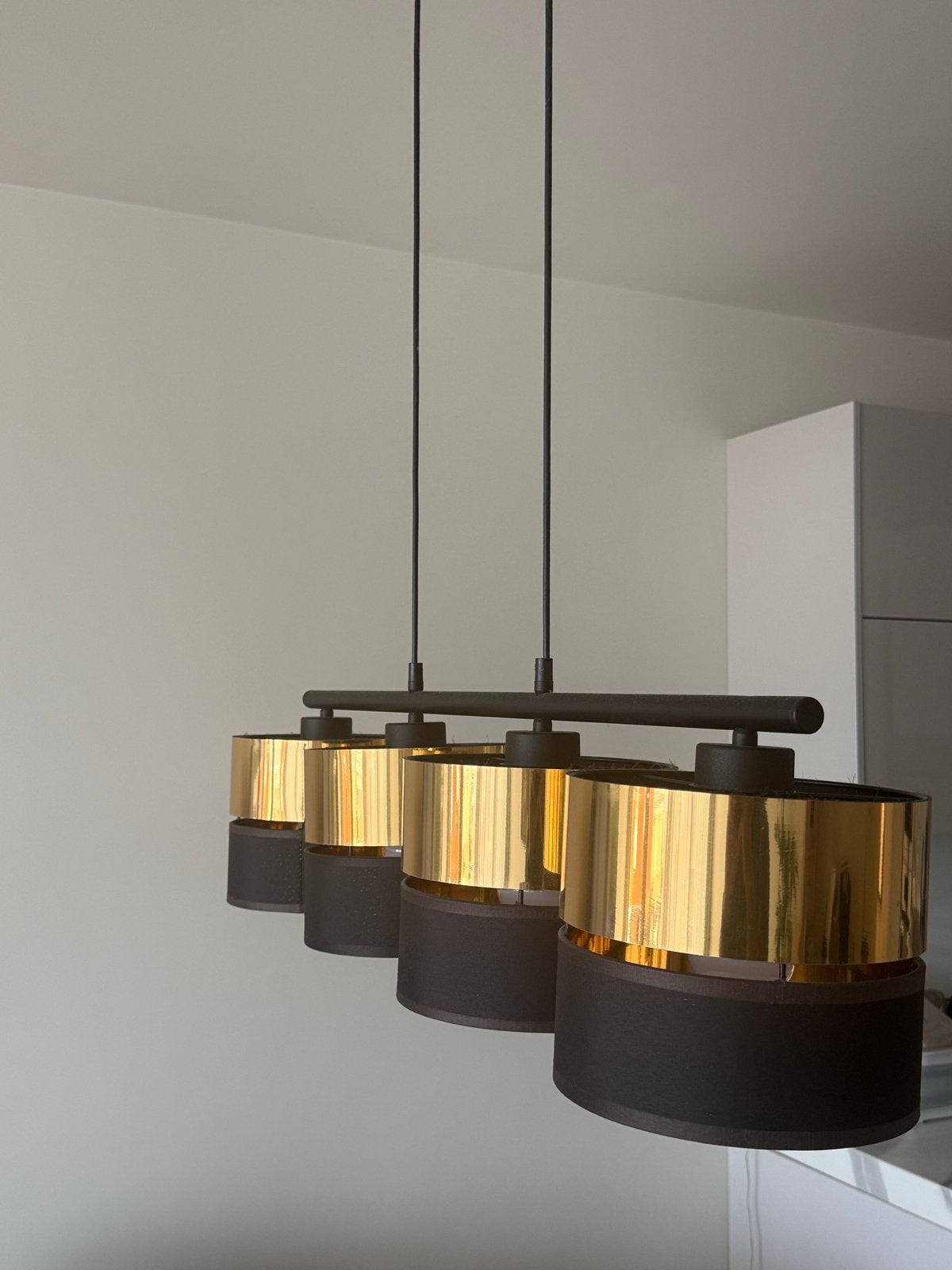 Moderne hanglamp met 4 gouden en zwarte kappen, Ophalen, Zo goed als nieuw, Metaal, E27 (groot)