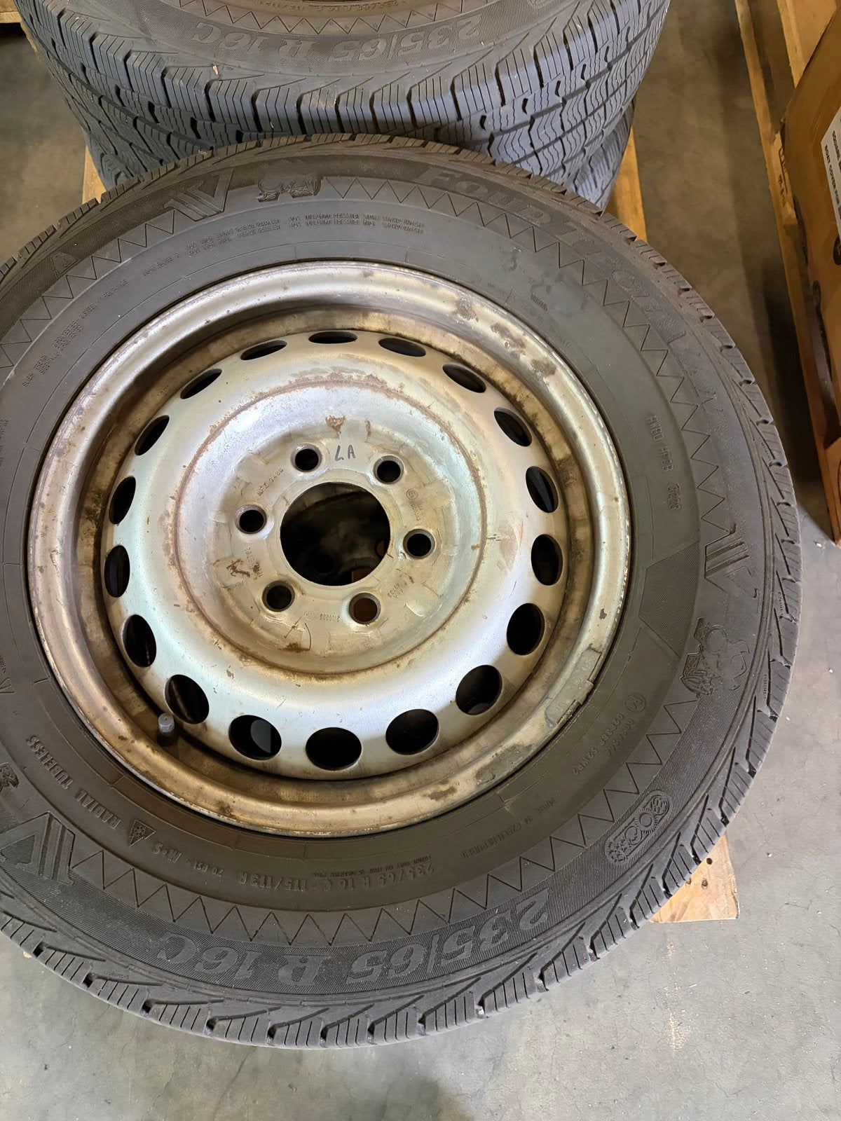 Set van 4 gebruikte winterbanden met velgen 235/65 R16C, Ophalen, 16 inch, Banden en Velgen, Winterbanden