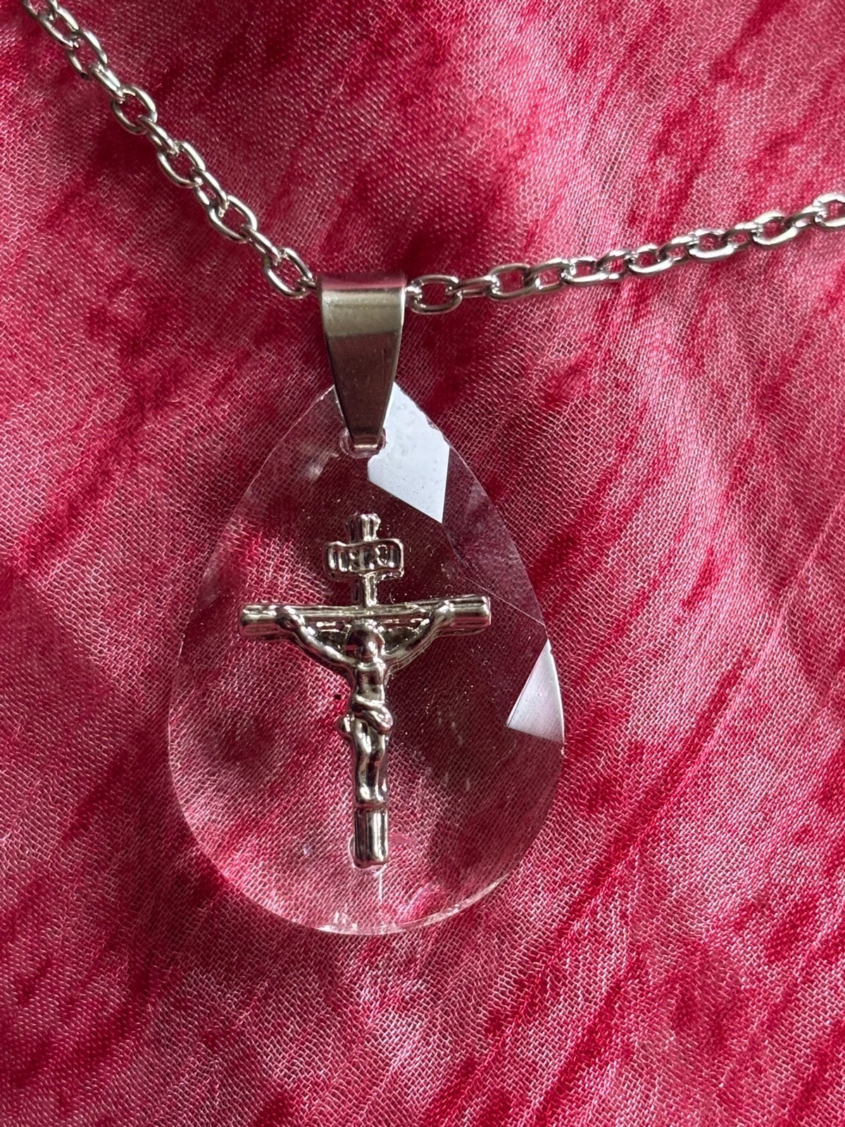 Kruisbeeld hanger met ketting, Glas of Kristal, Nieuw, Ophalen of Verzenden, Kruis of Symbool