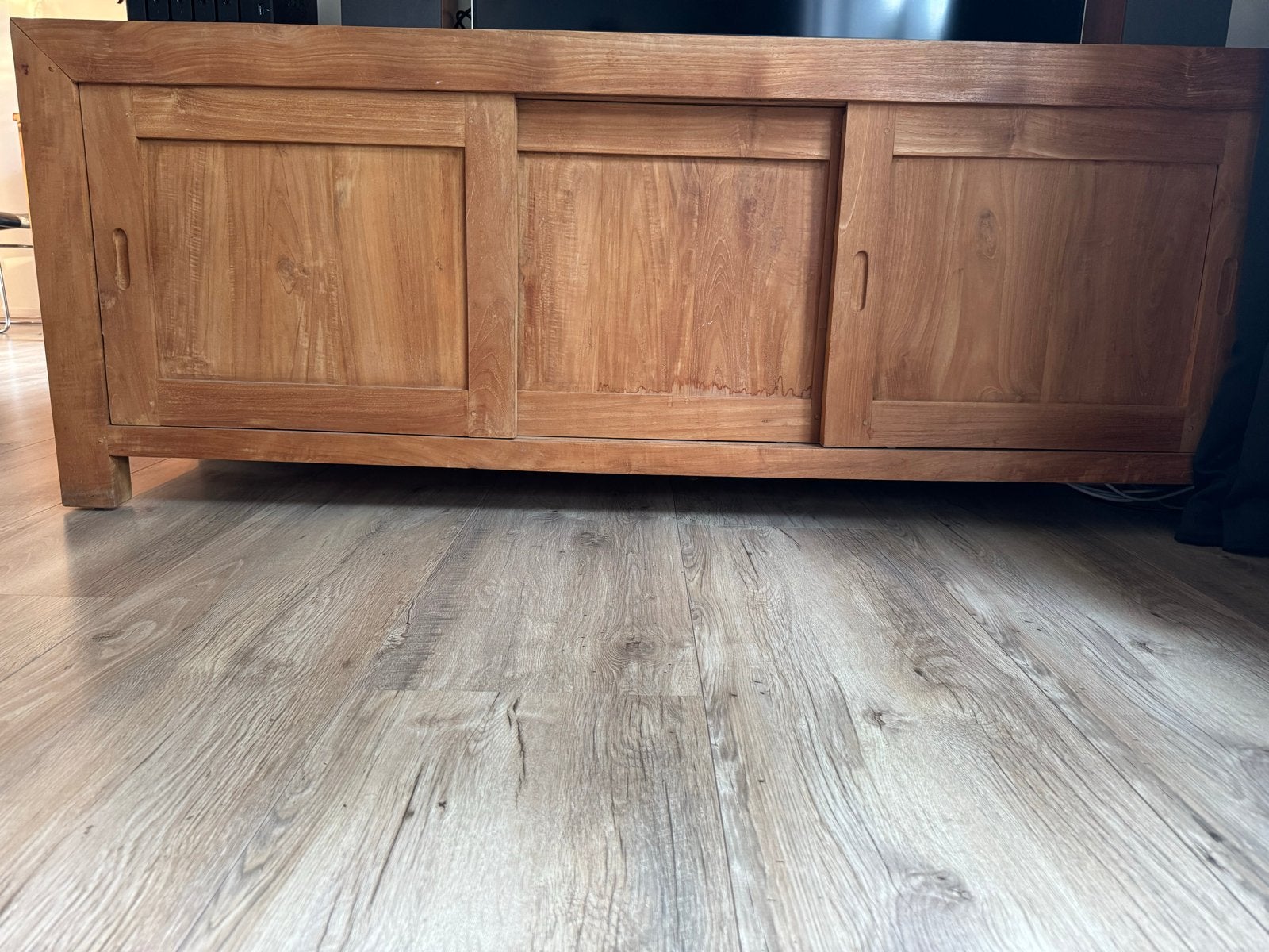 Massief houten tv-meubel met schuifdeuren, Ophalen, Gebruikt, 150 tot 200 cm, Minder dan 100 cm