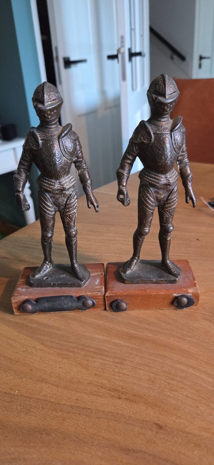Set van 2 Vintage Metalen Ridder Beelden op Hout, Ophalen of Verzenden, Beeld