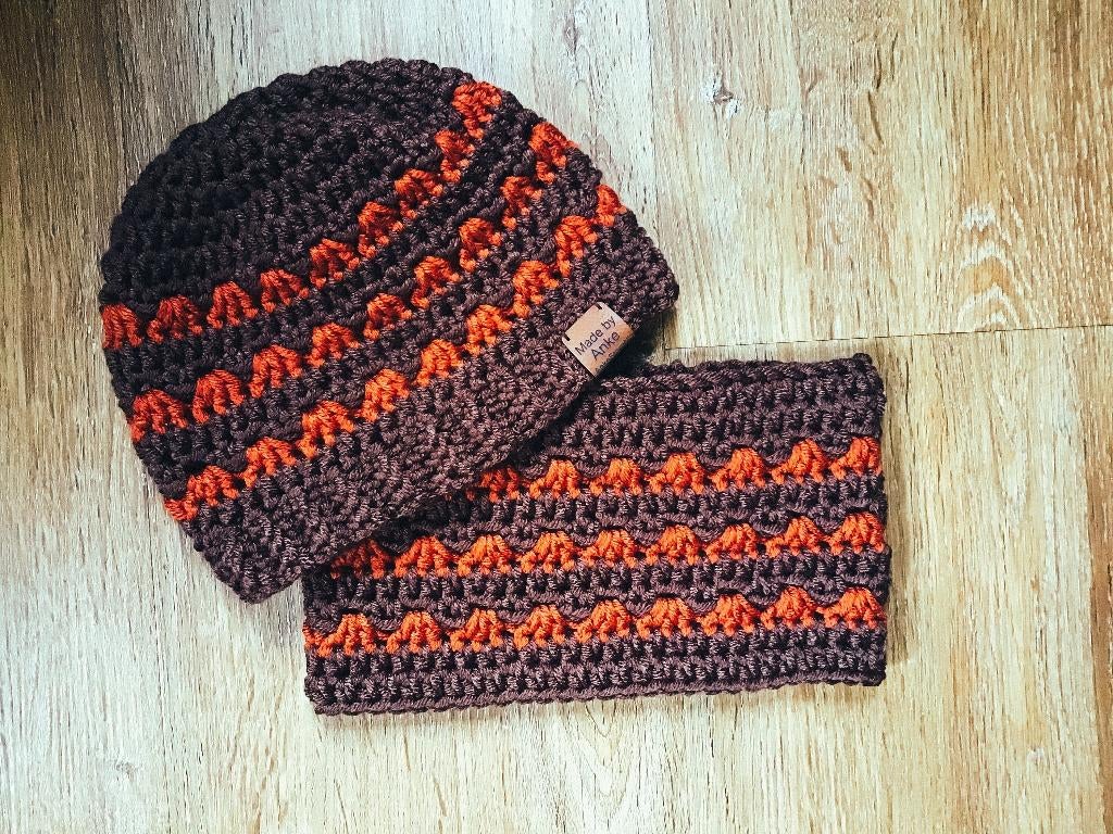 Bruin met oranje muts en colsjaal, kindermuts, Jongen of Meisje, Handgemaakt, Nieuw, Ophalen of Verzenden