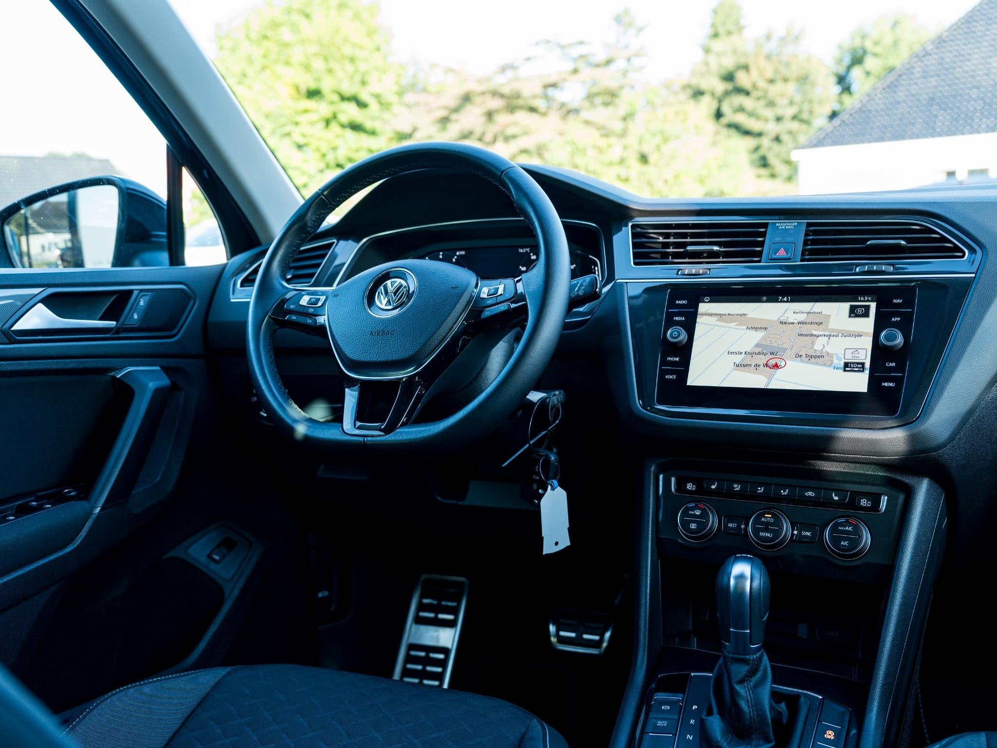 Volkswagen Tiguan 1.5 TSI ACT Highline | Schuif/ Kantel Pano, Auto's, 12 maanden, Gebruikt, Zwart, Bedrijf