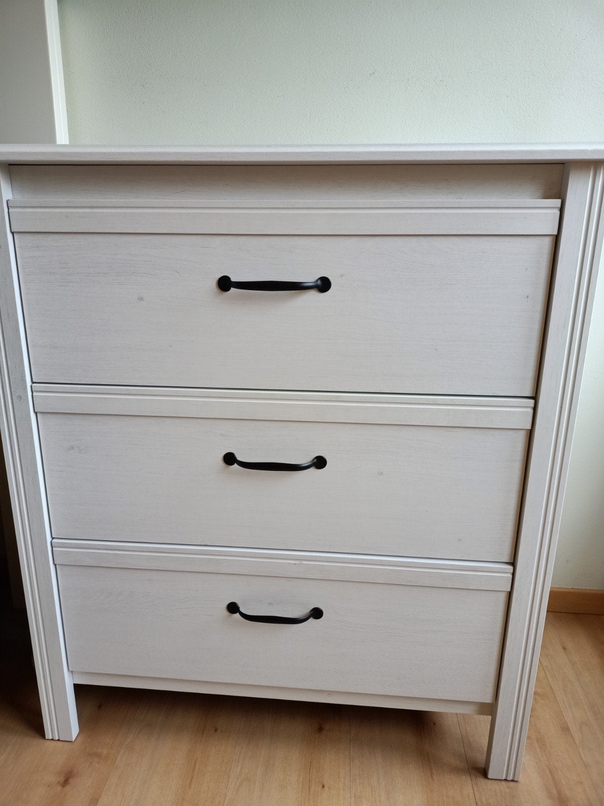 IKEA Brusali witte ladekast, Huis en Inrichting, Ophalen, 50 tot 100 cm, Zo goed als nieuw, 3 of 4 laden