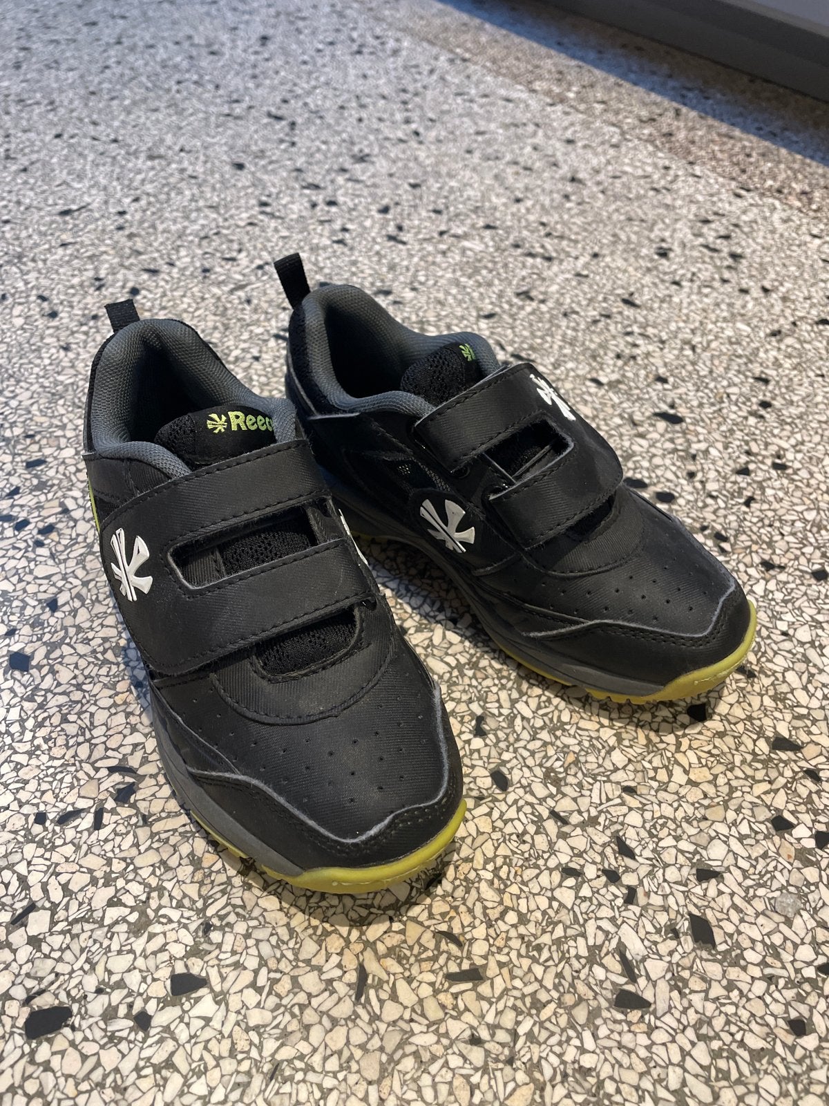 Reece hockeyschoenen Zwart/Geel - Maat 30, Sport en Fitness, Hockey, Ophalen, Gebruikt, Schoenen