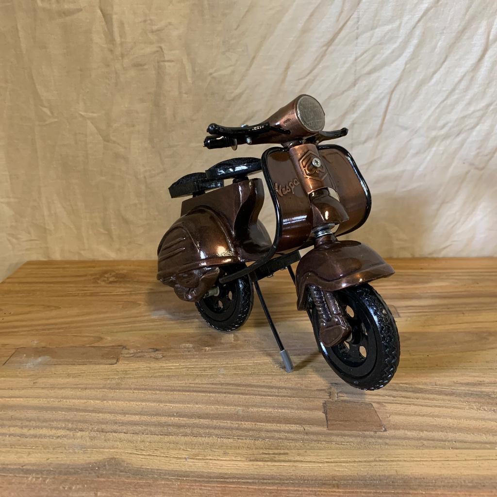 Miniatuur Vespa - handgemaakt – Bij TTM Wonen, TTM Wonen, Meubels – (Perzische) Tapijten en Woonaccessoires, Meerkleurig, Taag 63, 2491 CS, Den Haag (Forepark)