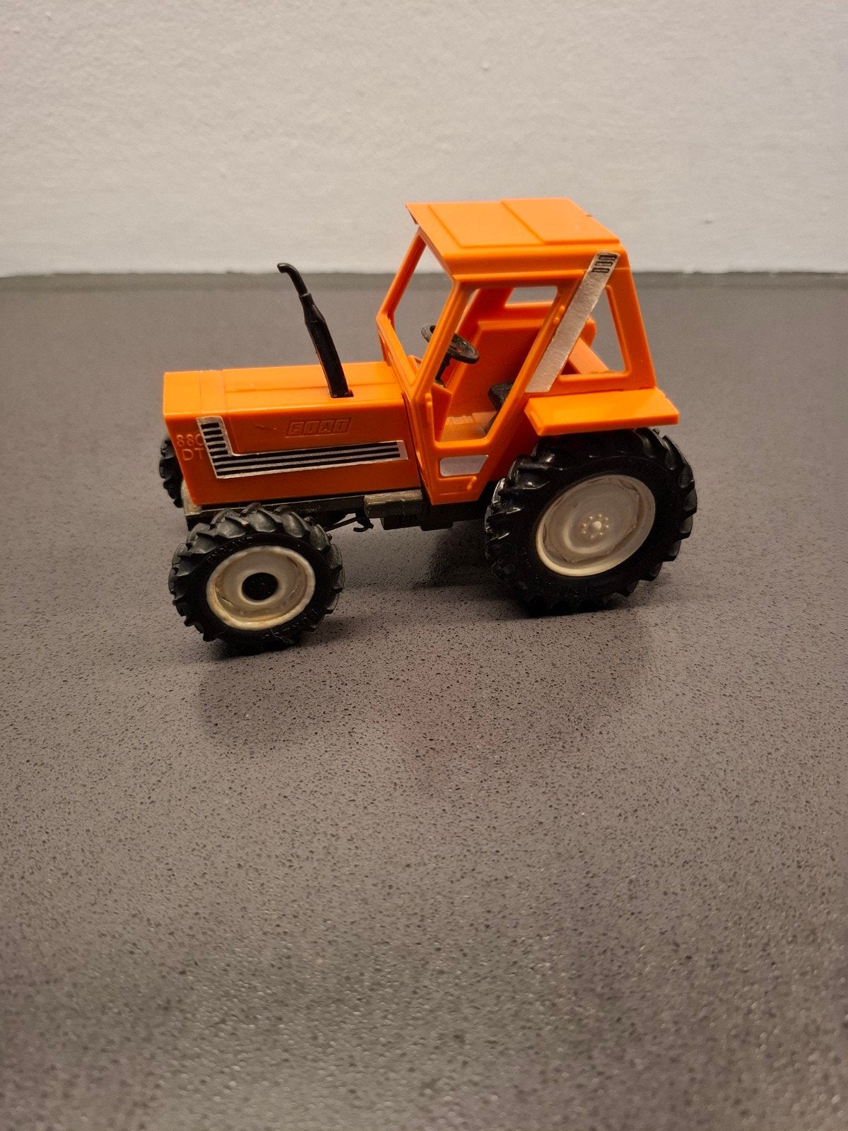 Te koop britains fiat 880, Ophalen of Verzenden, Zo goed als nieuw, Tractor of Landbouw, Britains