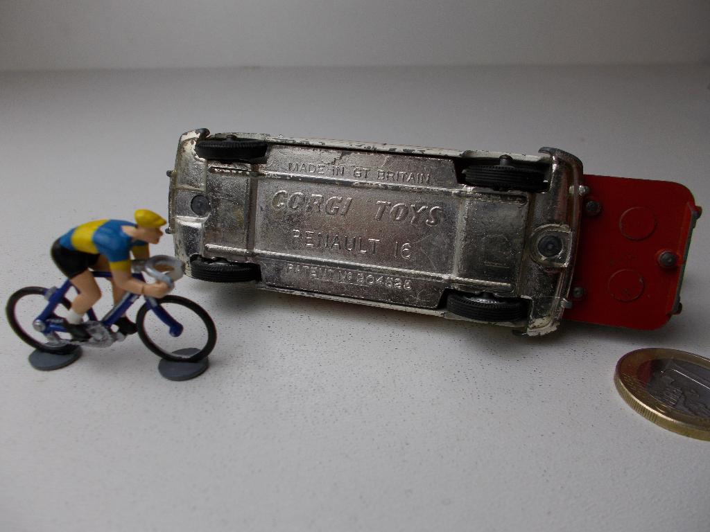 1981 Corgi Giftset 13 RENAULT 16 TOUR DE FRANCE + Wielrenner, Ophalen of Verzenden, Zo goed als nieuw, Auto, Corgi