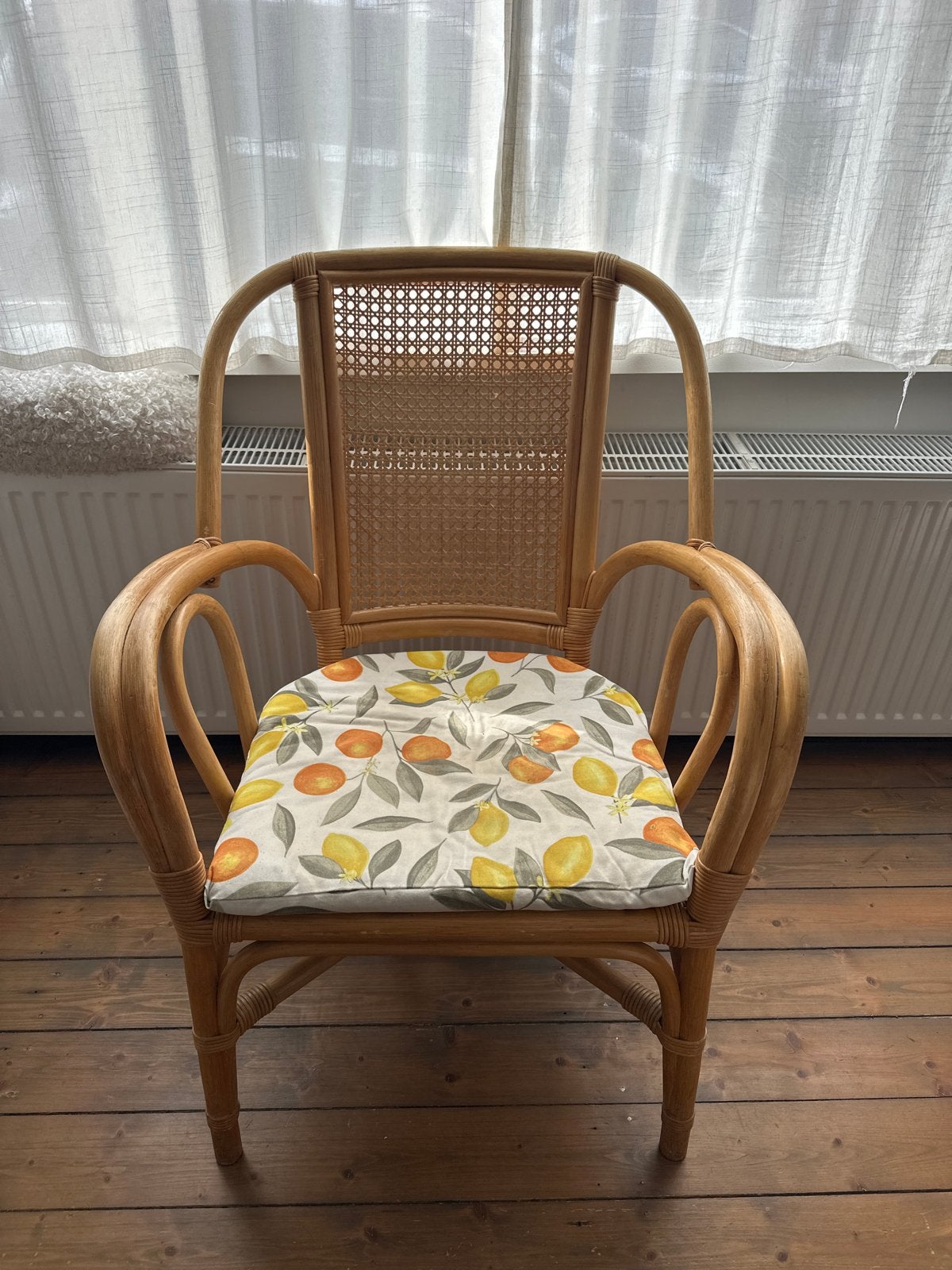 Rotan stoel met webbing en kussen, Huis en Inrichting, Ophalen, Gebruikt, Overige kleuren, Riet of Rotan