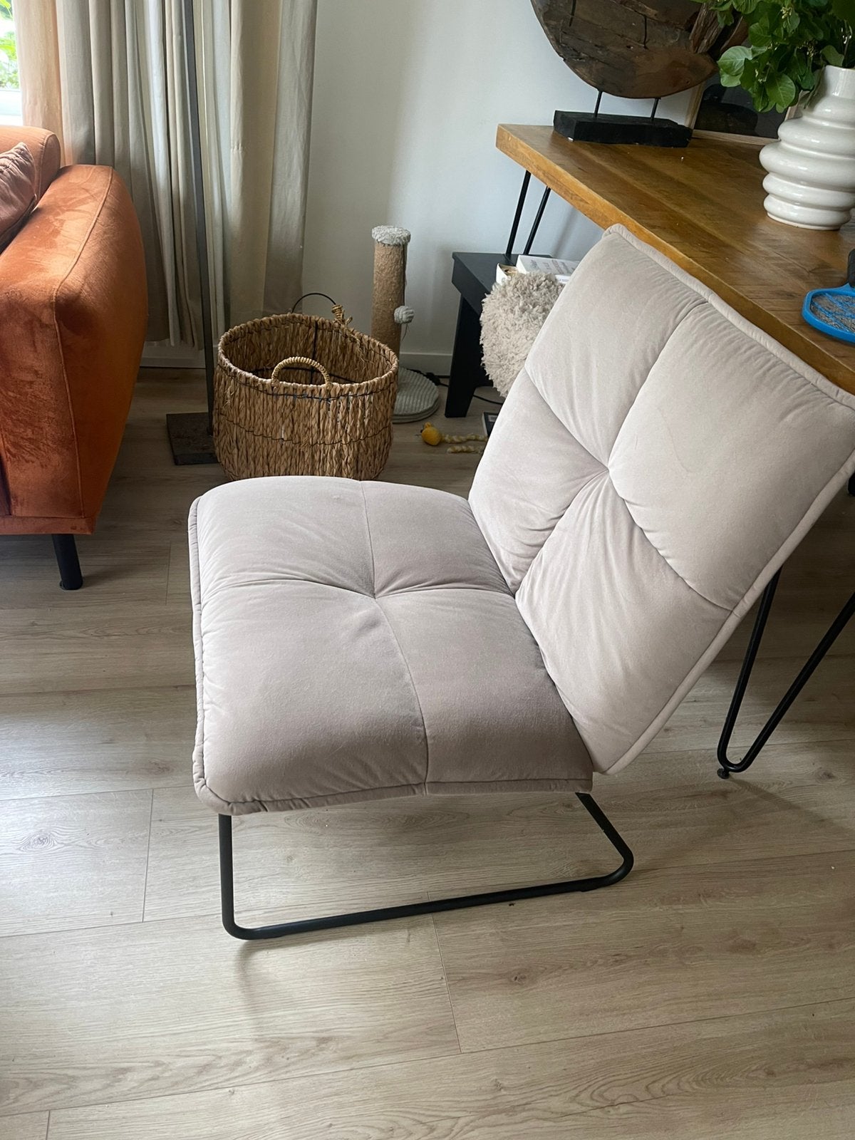Leuke taupe kleur velours fauteuil, Huis en Inrichting, Fauteuils, Ophalen, Zo goed als nieuw, 75 tot 100 cm, 50 tot 75 cm