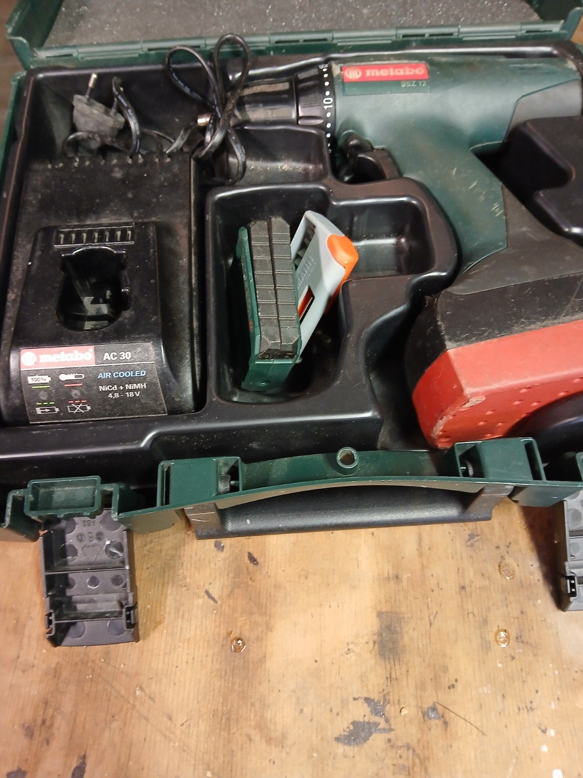 Metabo BSZ 12 Accuboormachine met lader en koffer, Doe-het-zelf en Verbouw, Gereedschap | Boormachines, Gebruikt, Variabele snelheid