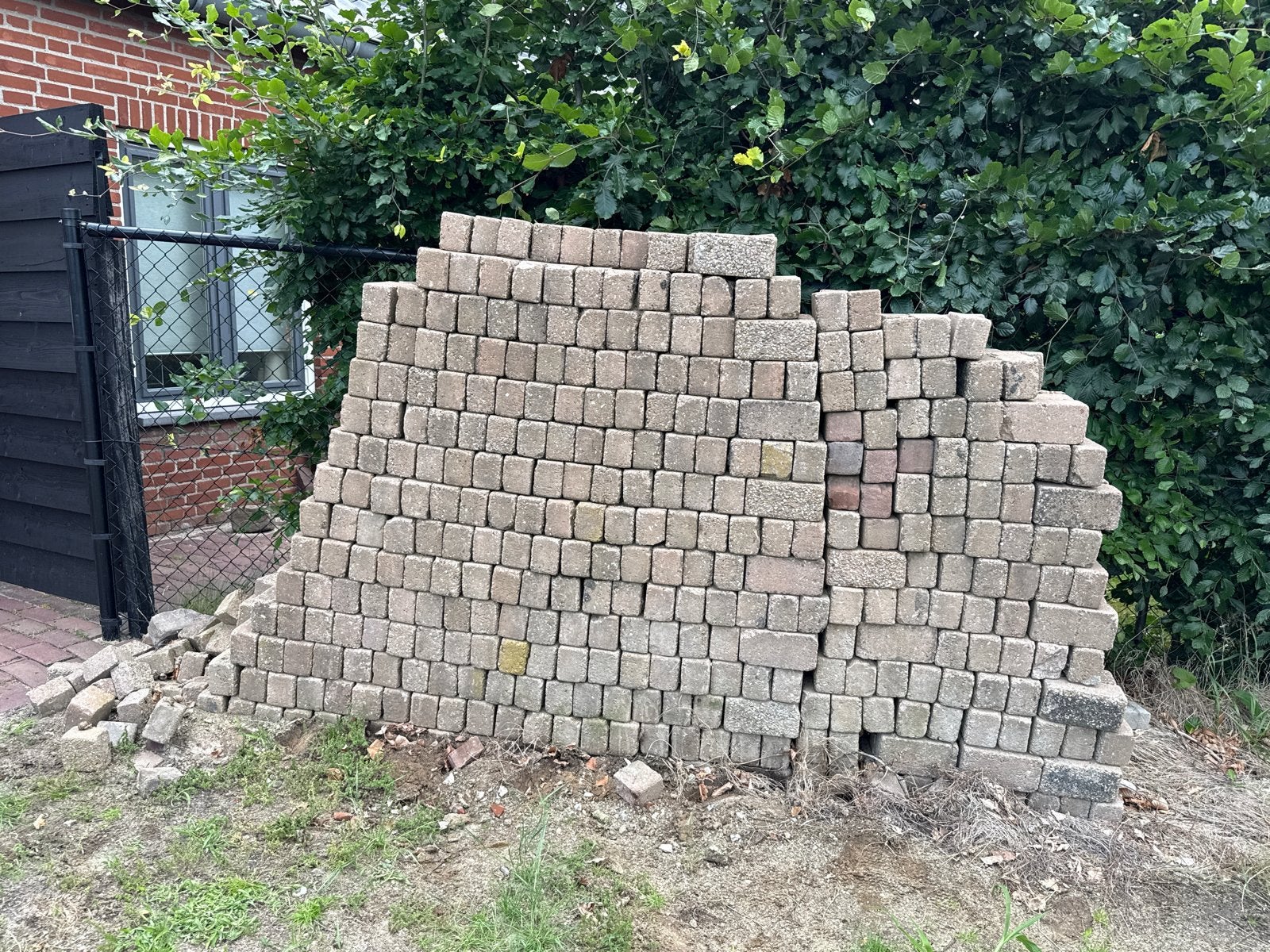 Gratis ophalen. Gebruikte betonnen klinkers voor bestrating, Tuin en Terras, Tegels en Klinkers, Ophalen, Gebruikt, Beton, Klinkers