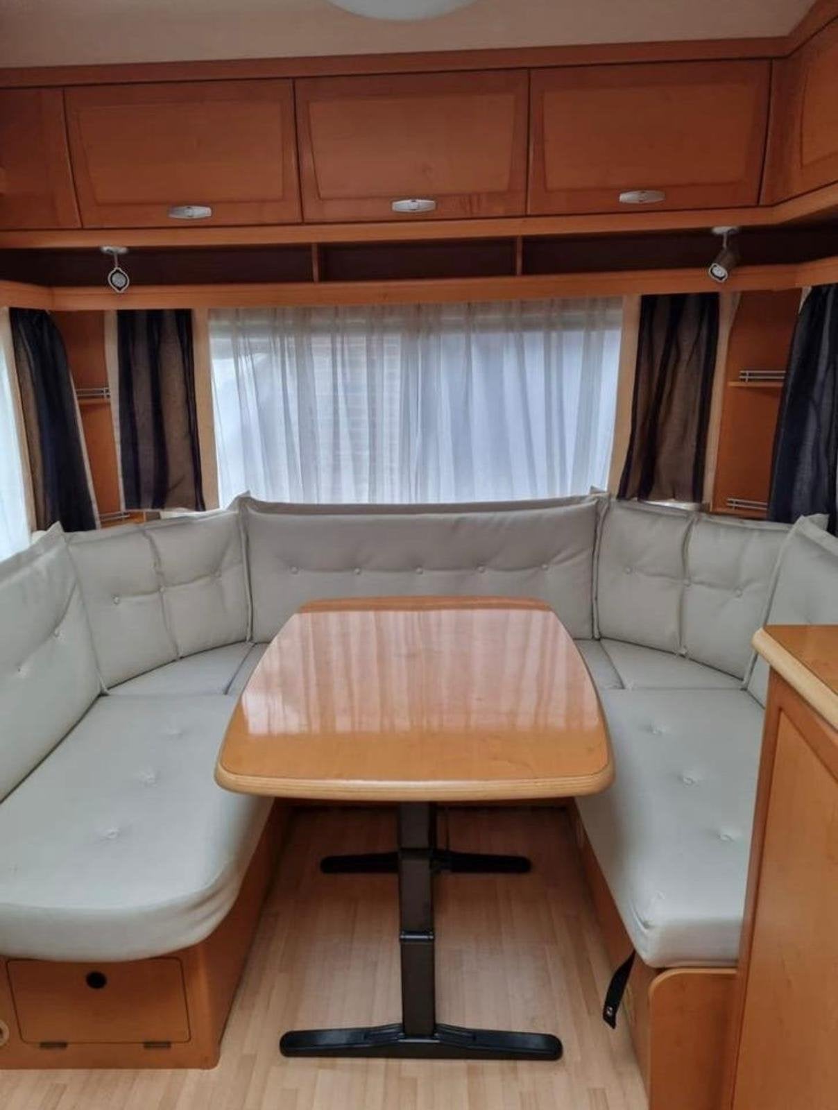 Ruime en comfortabele caravan met rondzit +ruime voortent, Omvormbare zithoek, Rondzit, Tabbert, Ringverwarming