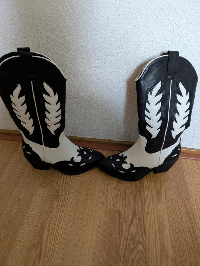 Twee paar dames cowboy laarzen, Kleding | Dames, Hoge laarzen, Zwart, Ophalen of Verzenden, Zo goed als nieuw