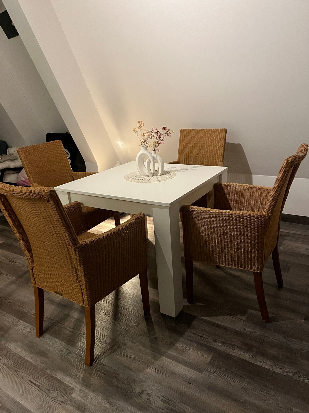 Witte eettafel met 4 rotan stoelen, Huis en Inrichting, Tafels | Eettafels, Ophalen, Gebruikt, 100 tot 150 cm, Vierkant