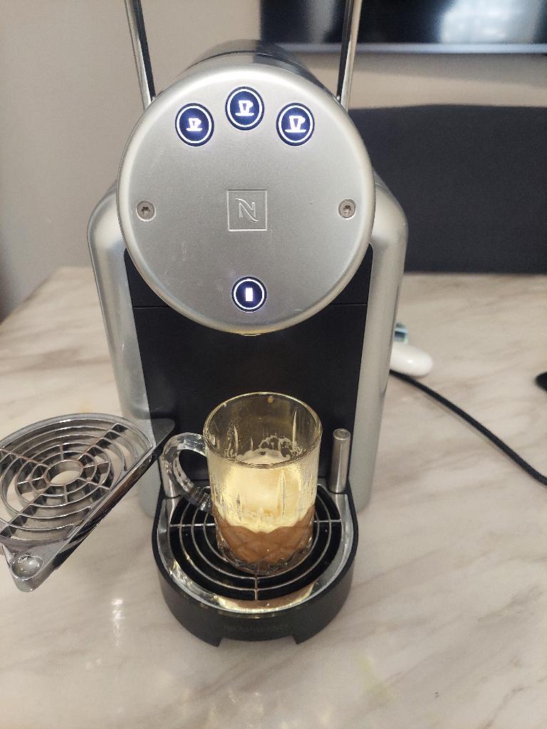 Te koop nespresso zenius koffiemachine, Witgoed en Apparatuur, Gebruikt, Koffiemachine, Ophalen of Verzenden, Koffiepads en cups