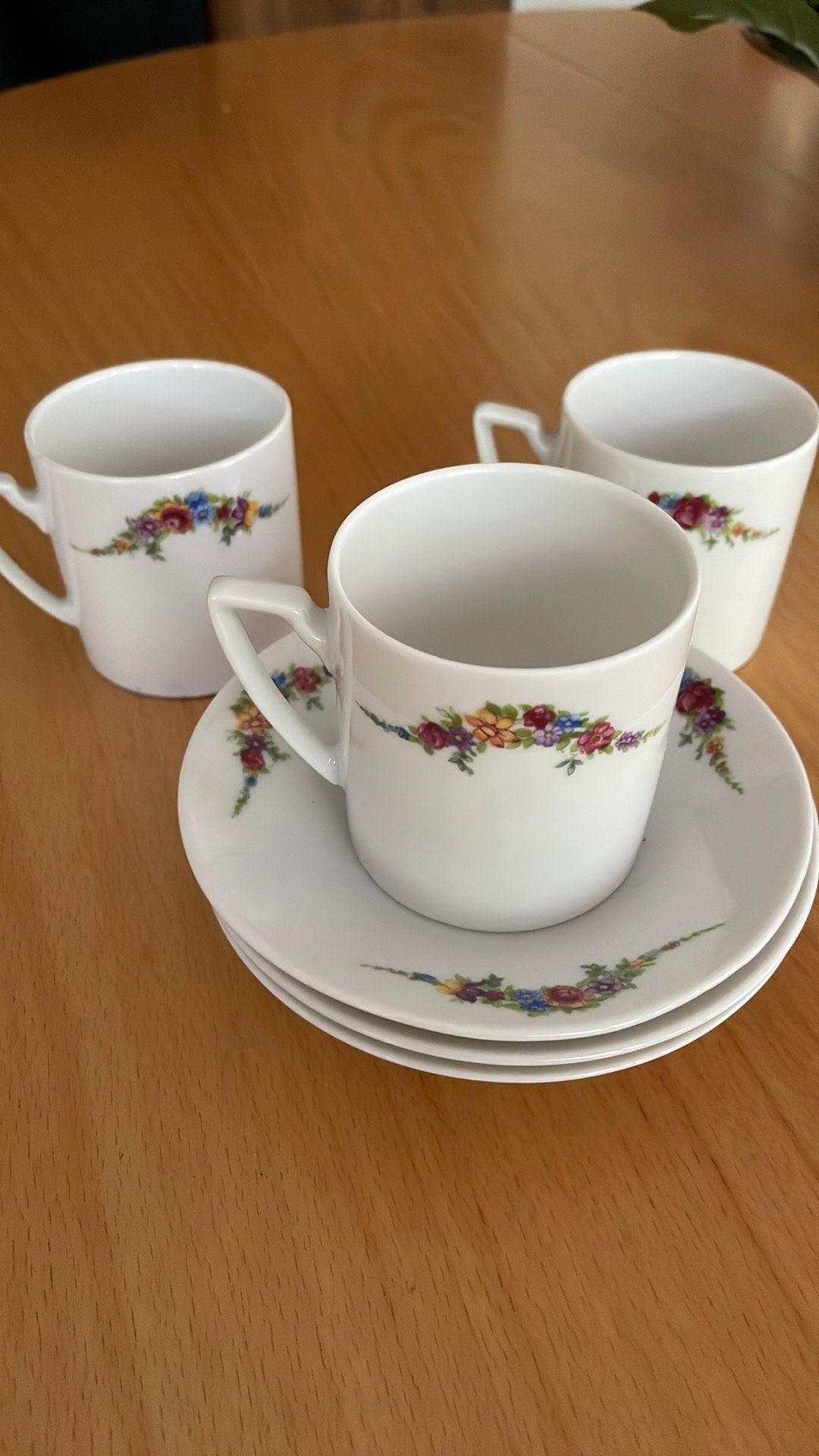 3 mokka- of espresso kop en schoteltjes, Verzamelen, Ophalen of Verzenden, Gebruikt, Porselein, Kop en/of schotel