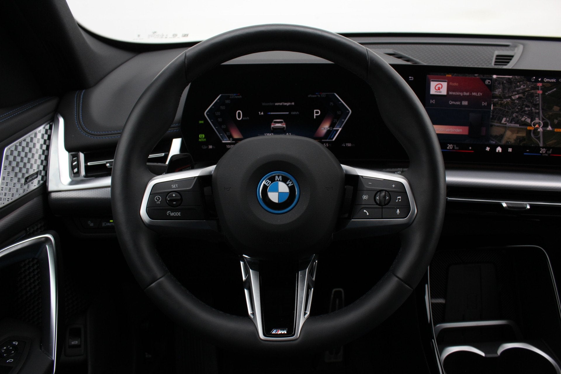 BMW iX1 eDrive20 M Sport / Panoramadak / Sportstoelen / Comf, Auto's, Gebruikt, Met garantie (alle), 24 min, Metallic lak