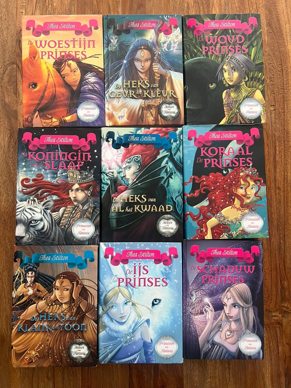 Thea Stilton Magische Rijk complete set 9 boeken nette staat, Boeken, Fantasy, Ophalen of Verzenden, Zo goed als nieuw
