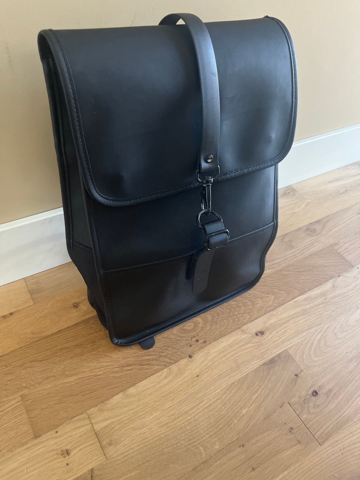 Rains rugzak zwart - waterdicht en stijlvol, Sieraden, Tassen en Uiterlijk, Tassen | Rugtassen, Overige merken, Gebruikt, 25 tot 40 cm