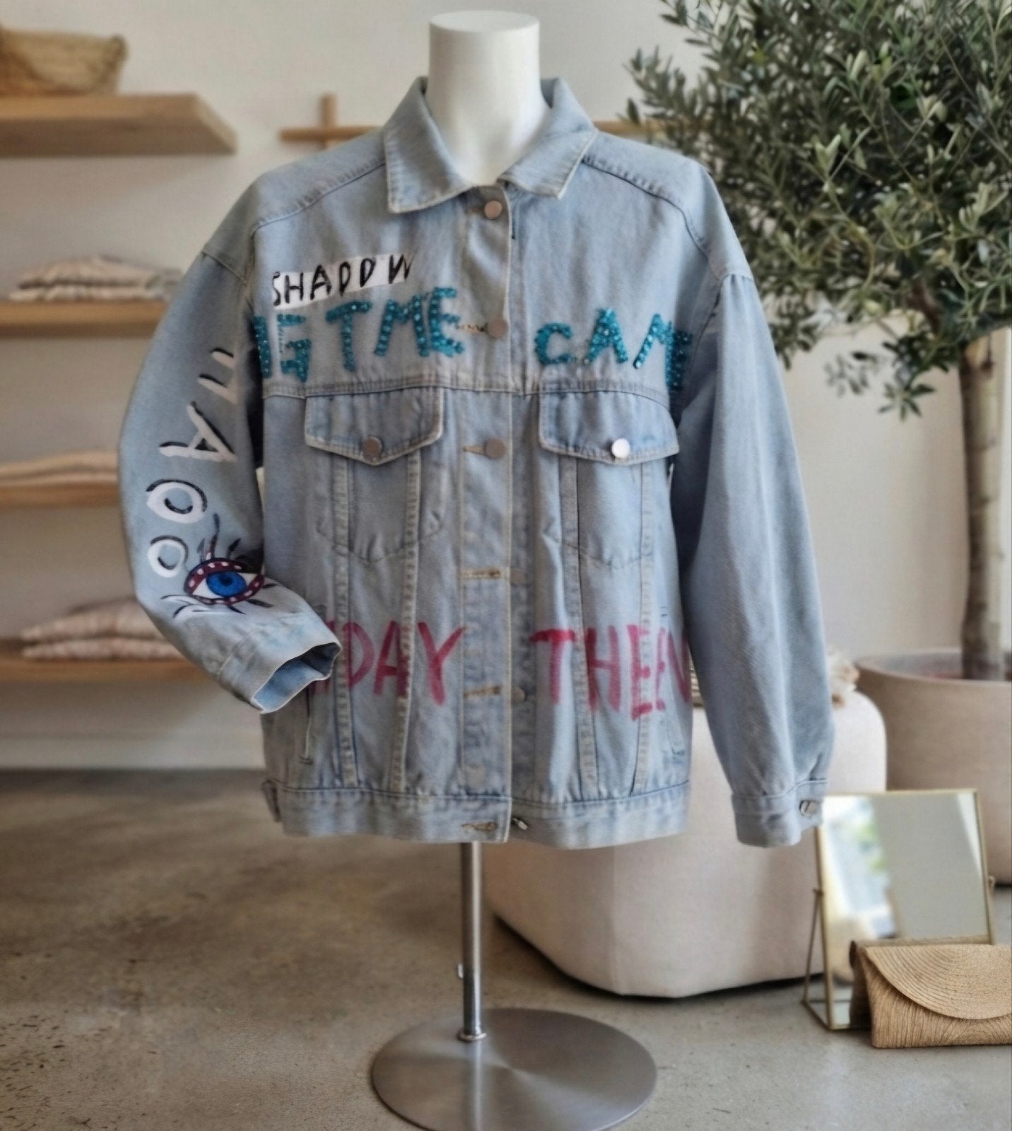 Unieke spijkerjas met handgeschilderde details - Maat L, Kleding | Dames, Blauw, Maat 42/44 (L), Ophalen of Verzenden, Onbekend