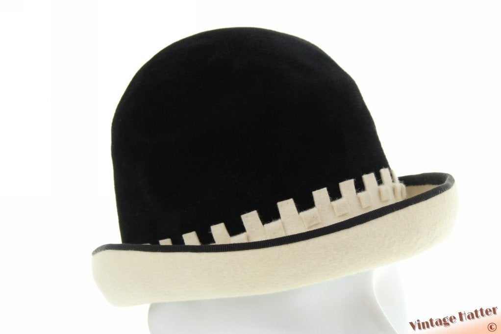 Vintage Dameshoed Mode-salon M. Esch zwart en wit 53,5 = XXS