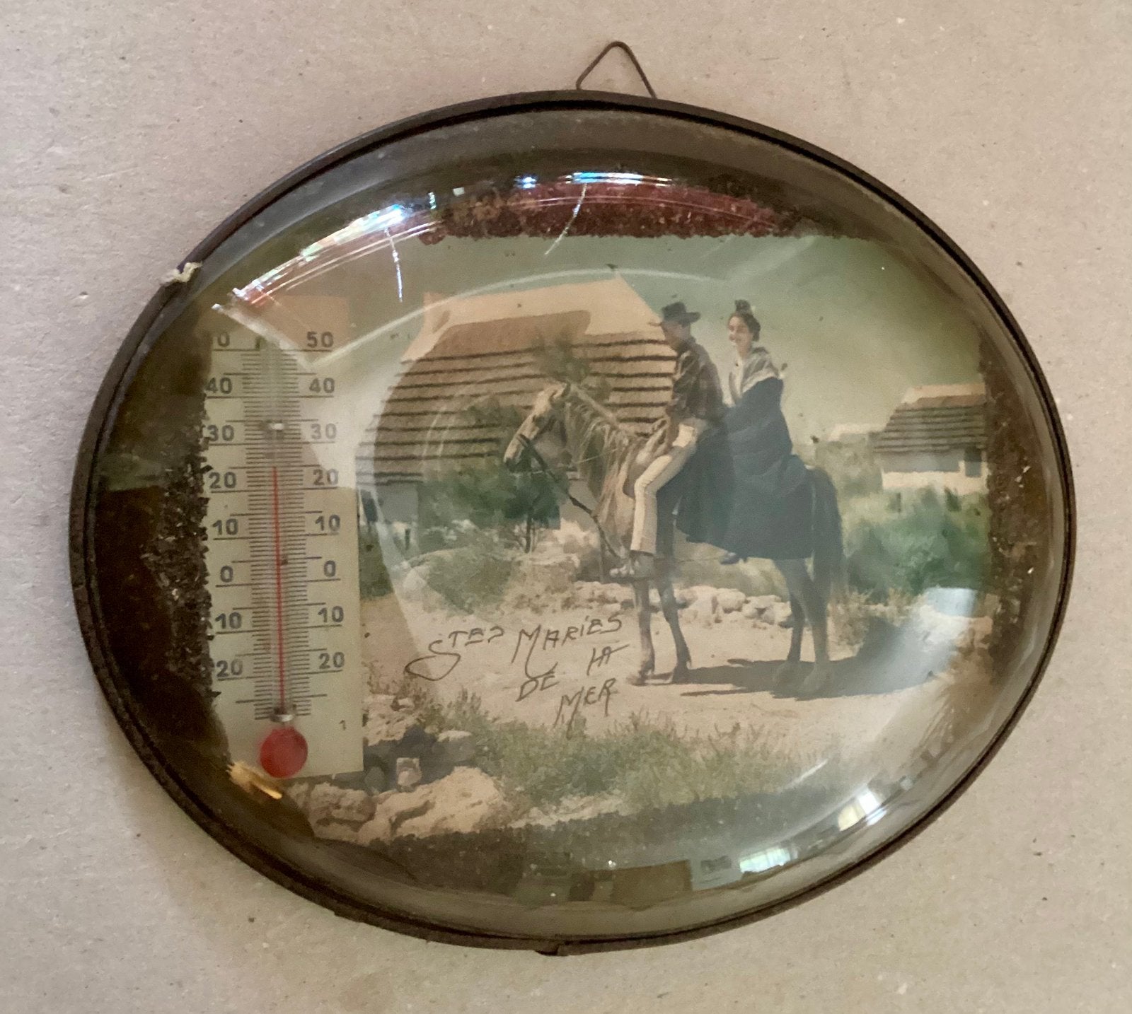 Vintage ovale wandthermometer met bol glas. Saintes de Mer., Ophalen of Verzenden