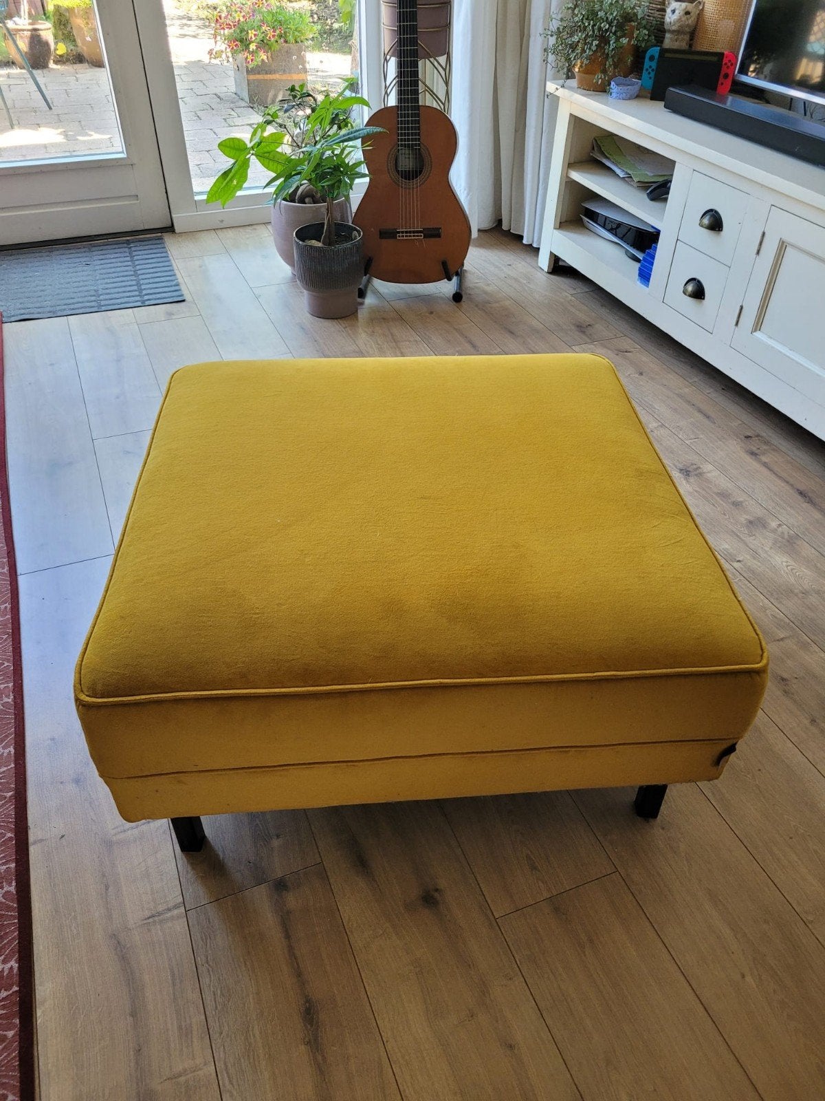 Okergele poef / hocker WOOOD, Huis en Inrichting, Banken | Voetenbanken en Poefen, Ophalen, Modern, Comfortabel, Gebruikt, Vierkant