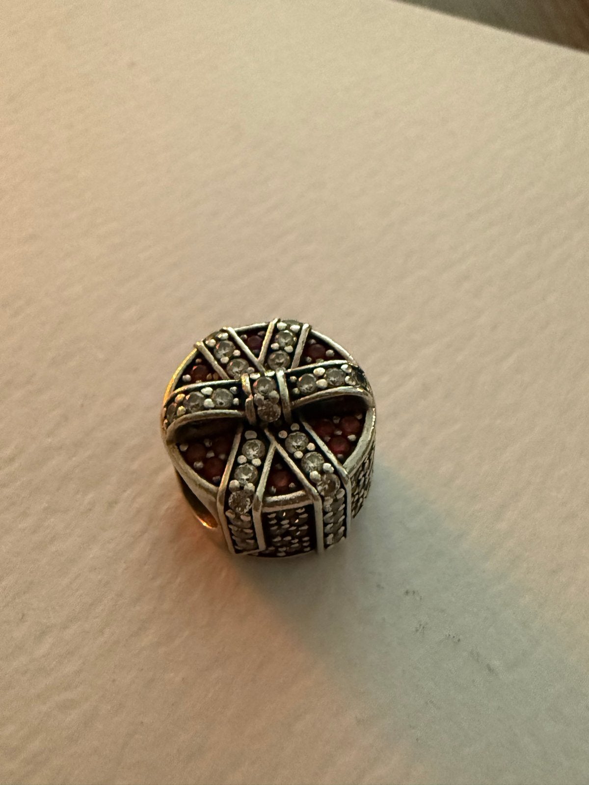 Pandora bedel cadeau met rode en witte zirkonia, Pandora, Ophalen of Verzenden, Zo goed als nieuw, 1 bedel