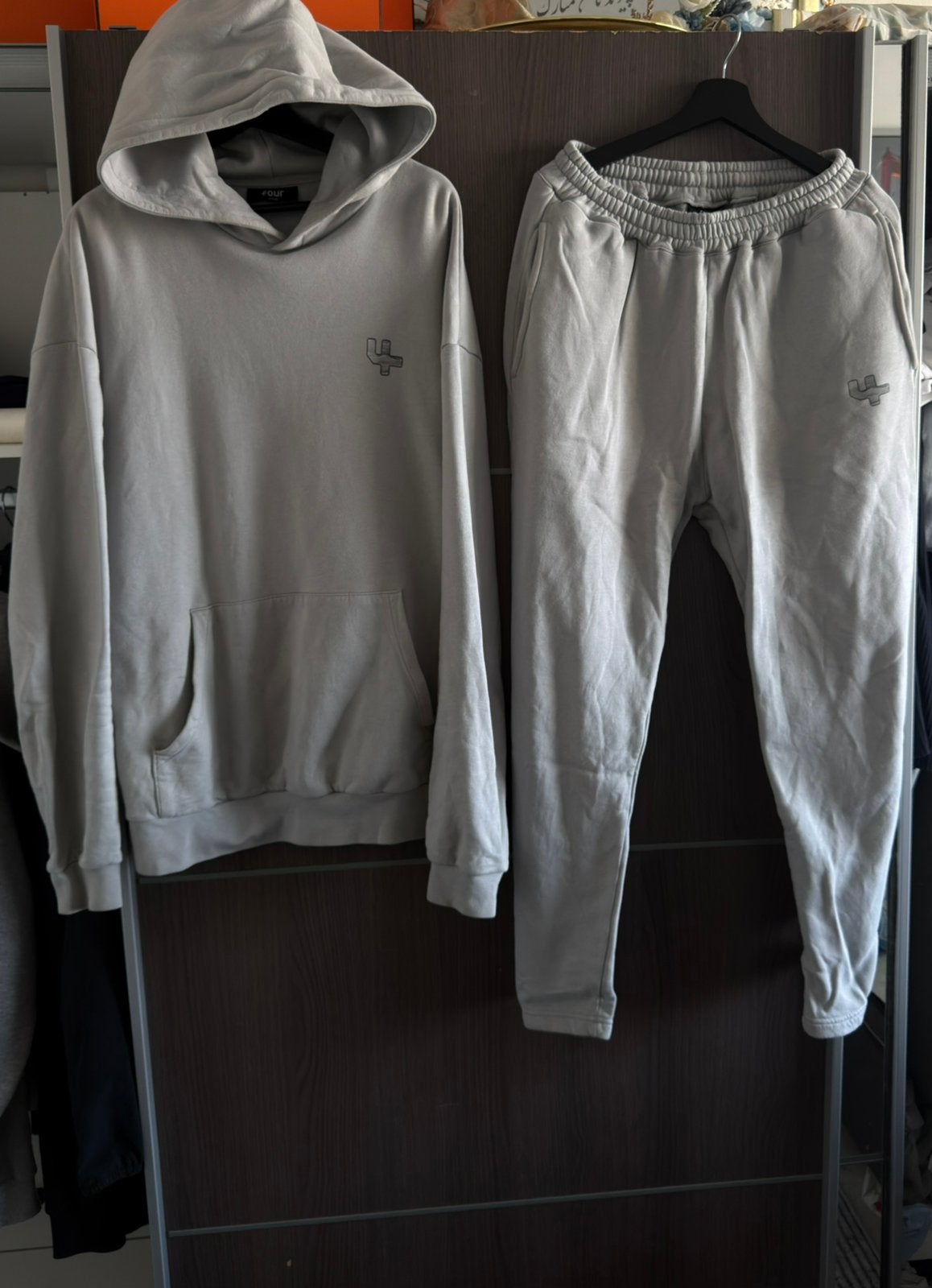 FOUR Hoodie en Joggingbroek Set - Grijs, Ophalen of Verzenden, Zo goed als nieuw, Maat 52/54 (L)