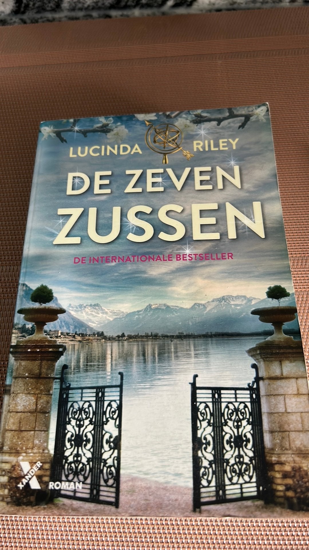 Lucinda Riley - De zeven zussen, Ophalen of Verzenden, Zo goed als nieuw, Lucinda Riley