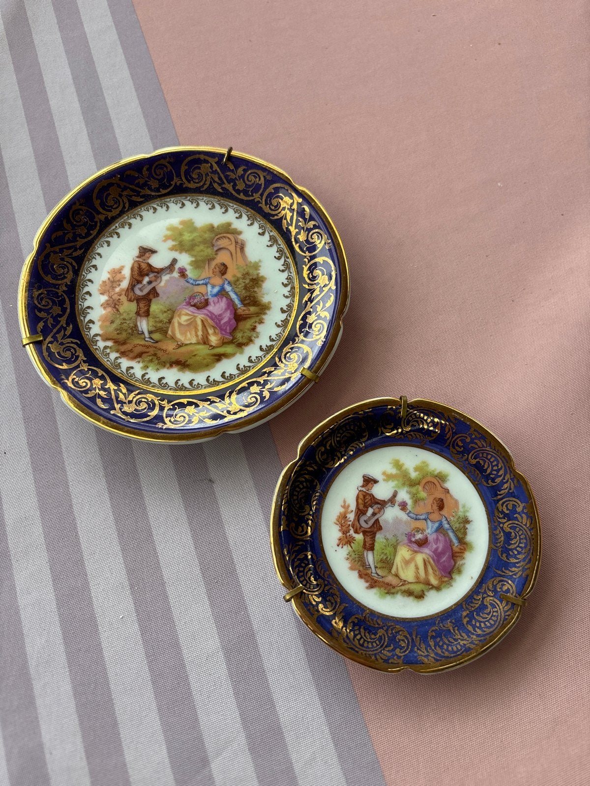 Limoges decoratieve bordjes met romantische scène, Ophalen of Verzenden
