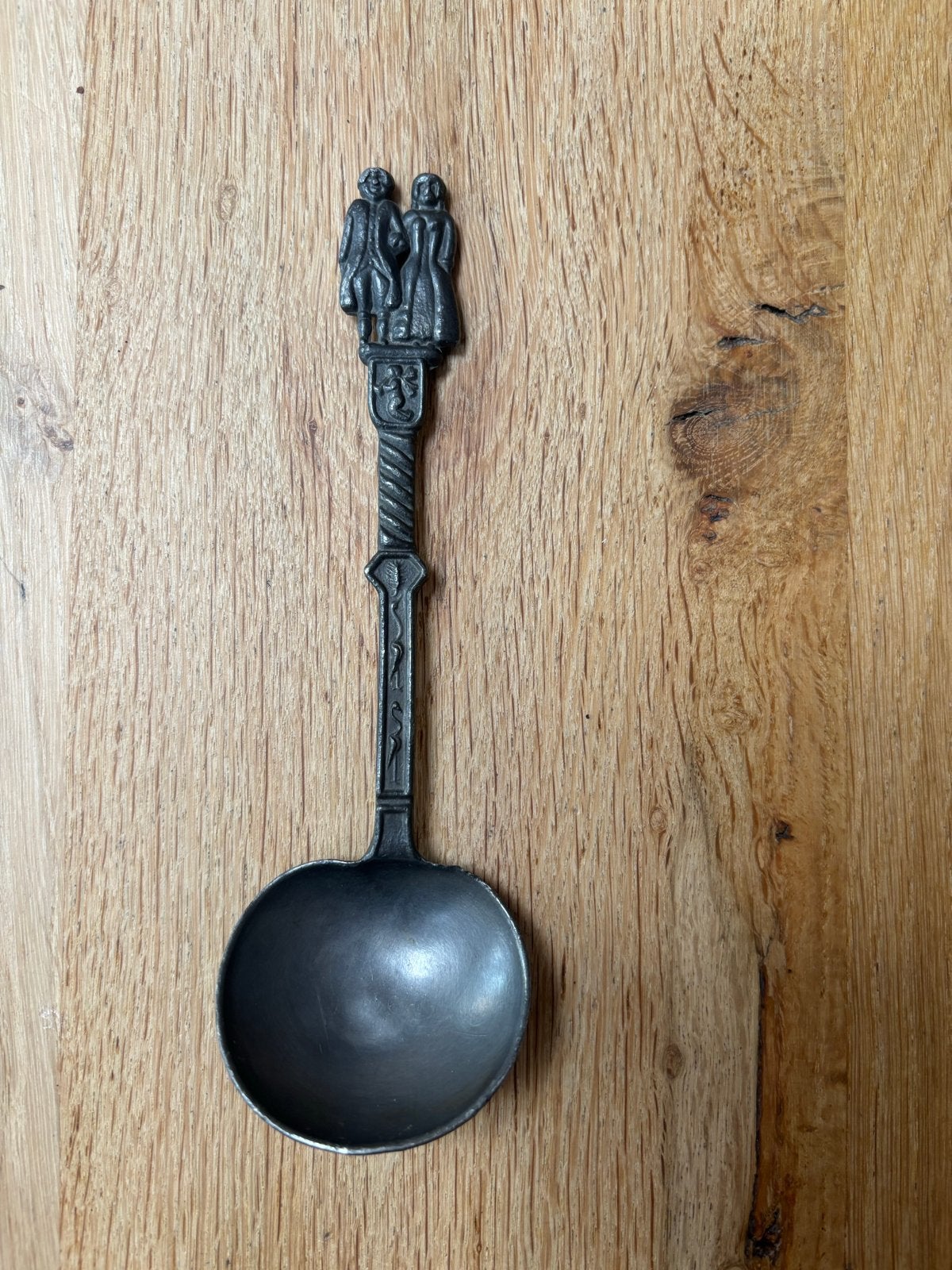 Vintage tinnen lepel met traditioneel Nederlands stel, Ophalen of Verzenden