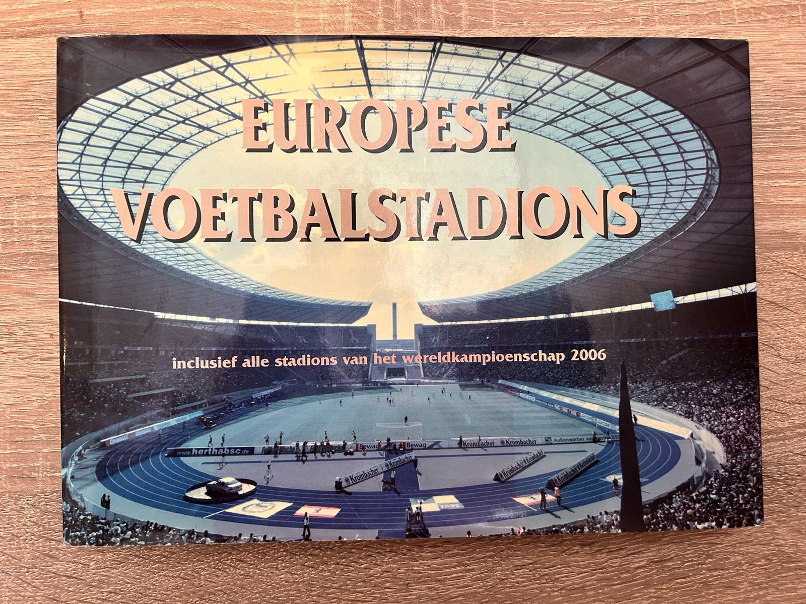 Europese Voetbalstadions - WK 2006 editie, Boeken, Ophalen of Verzenden, Zo goed als nieuw, Balsport
