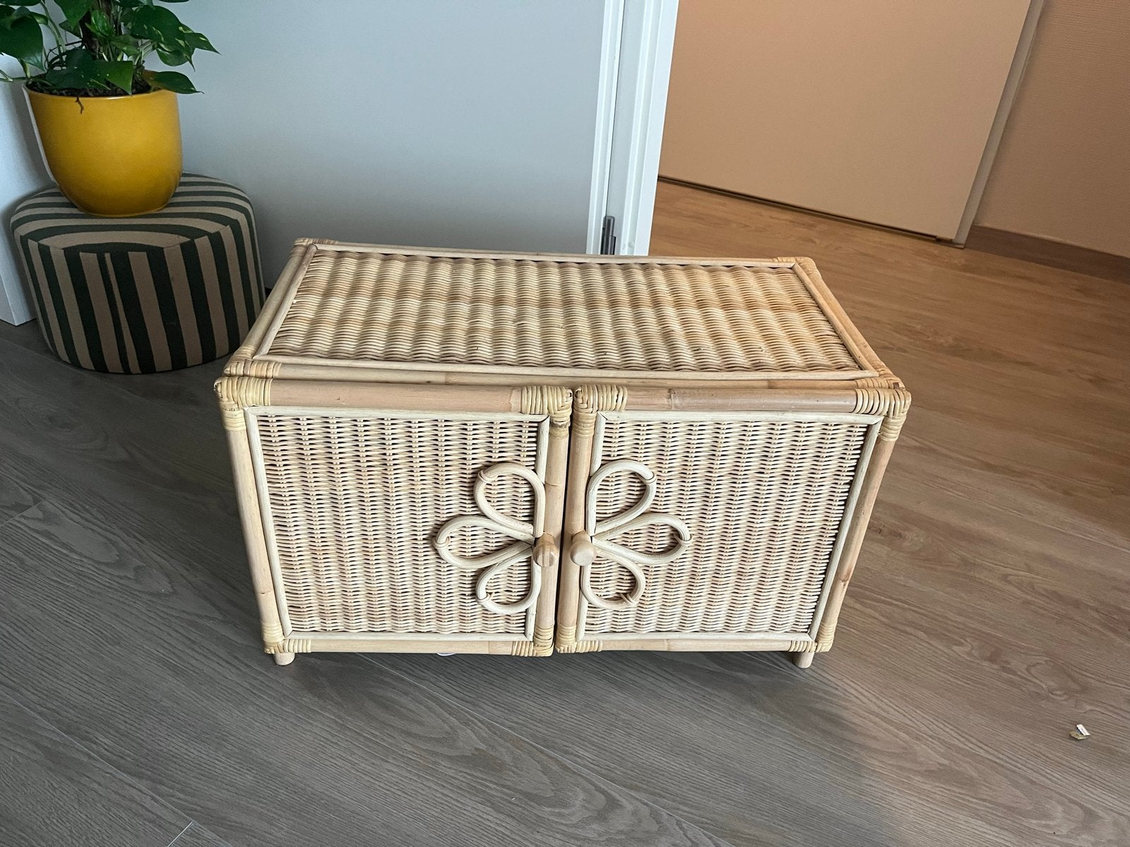 Rotan kastje met bloemmotief, Huis en Inrichting, Ophalen, Zo goed als nieuw