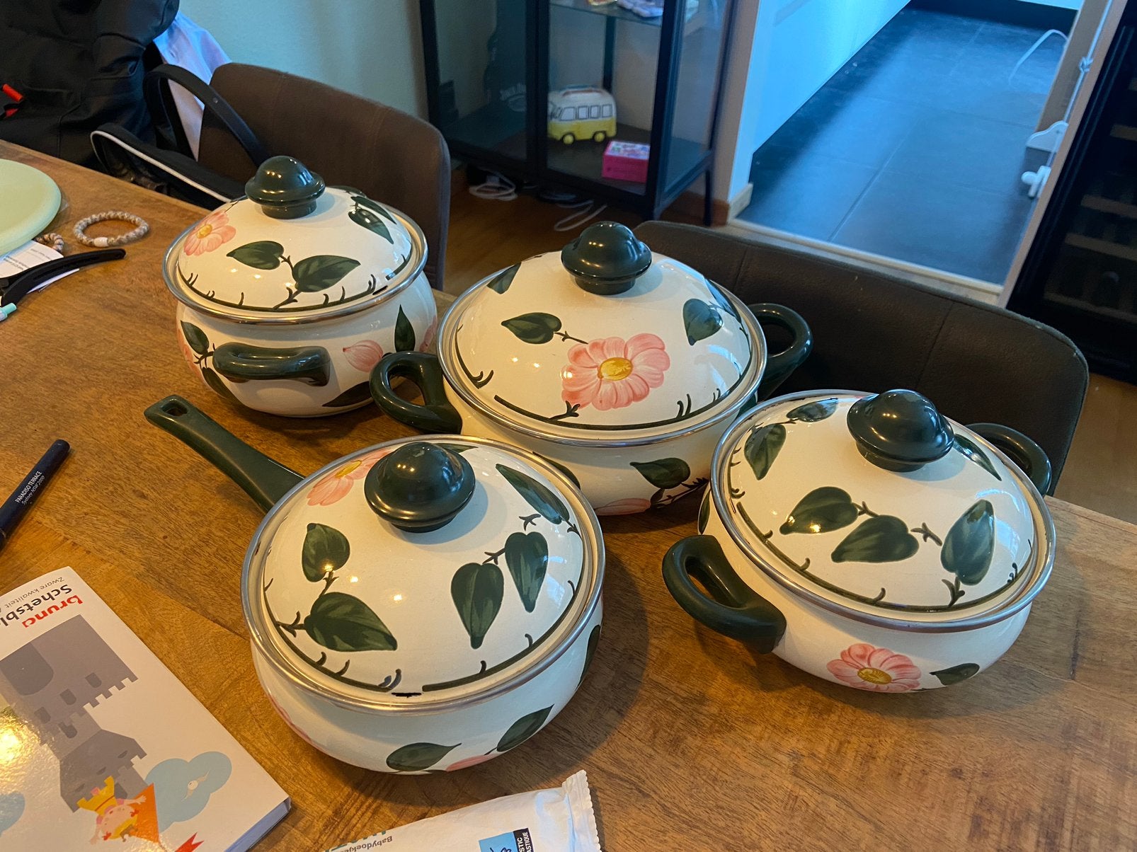 Vintage emaille pannenset met bloemmotief, Huis en Inrichting, Keuken | Potten en Pannen, Ophalen, Gebruikt, Overige materialen