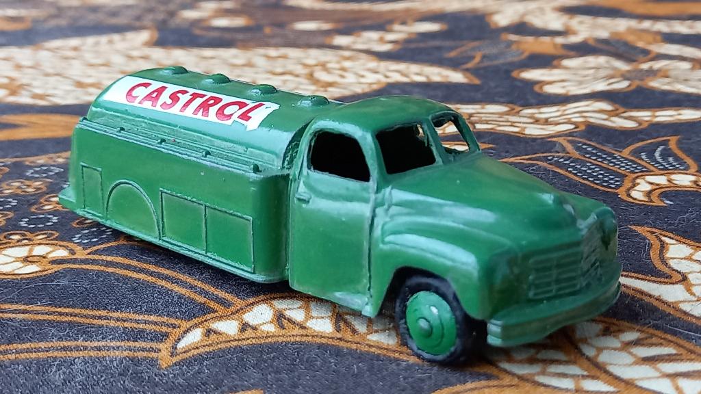 Oude Dinky Toys model tankwagen uit Engeland 11 cm.