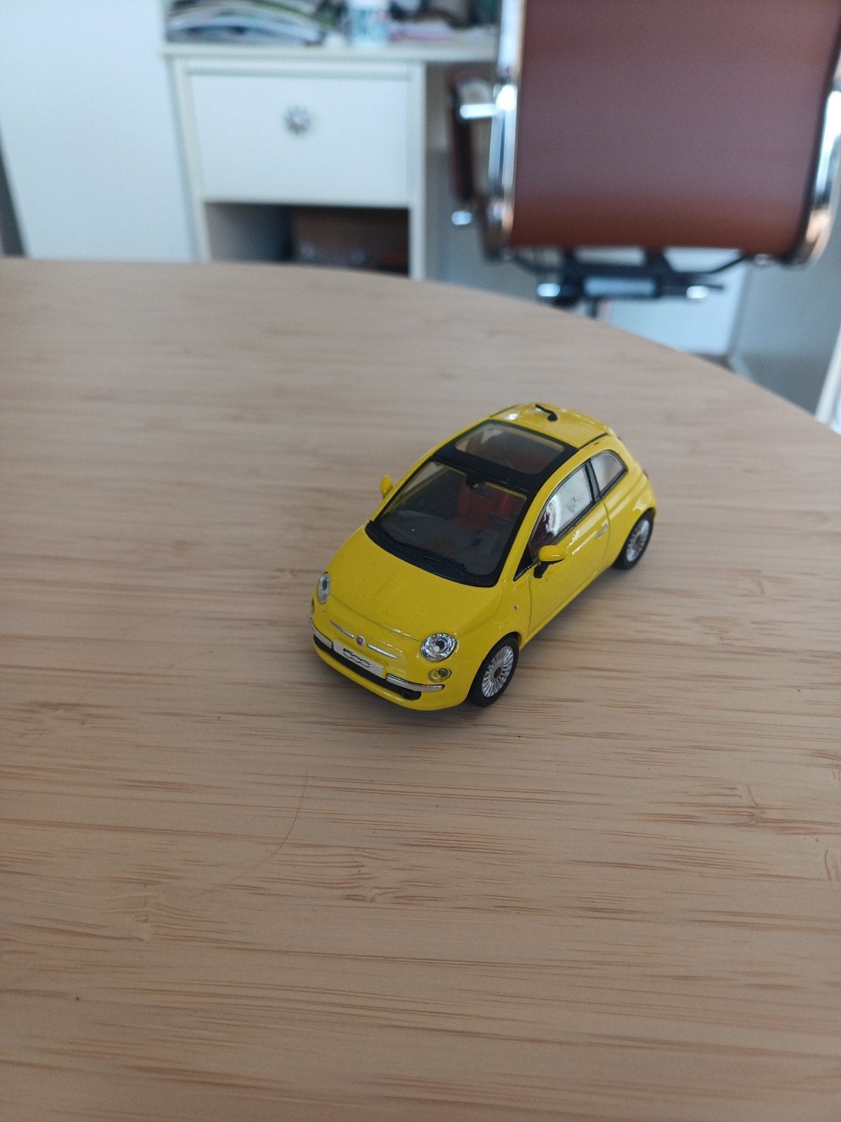 Fiat 500 Motorama 1/43 modelauto geel, Hobby en Vrije tijd, Modelauto's | 1:43, Ophalen of Verzenden, Zo goed als nieuw, Auto