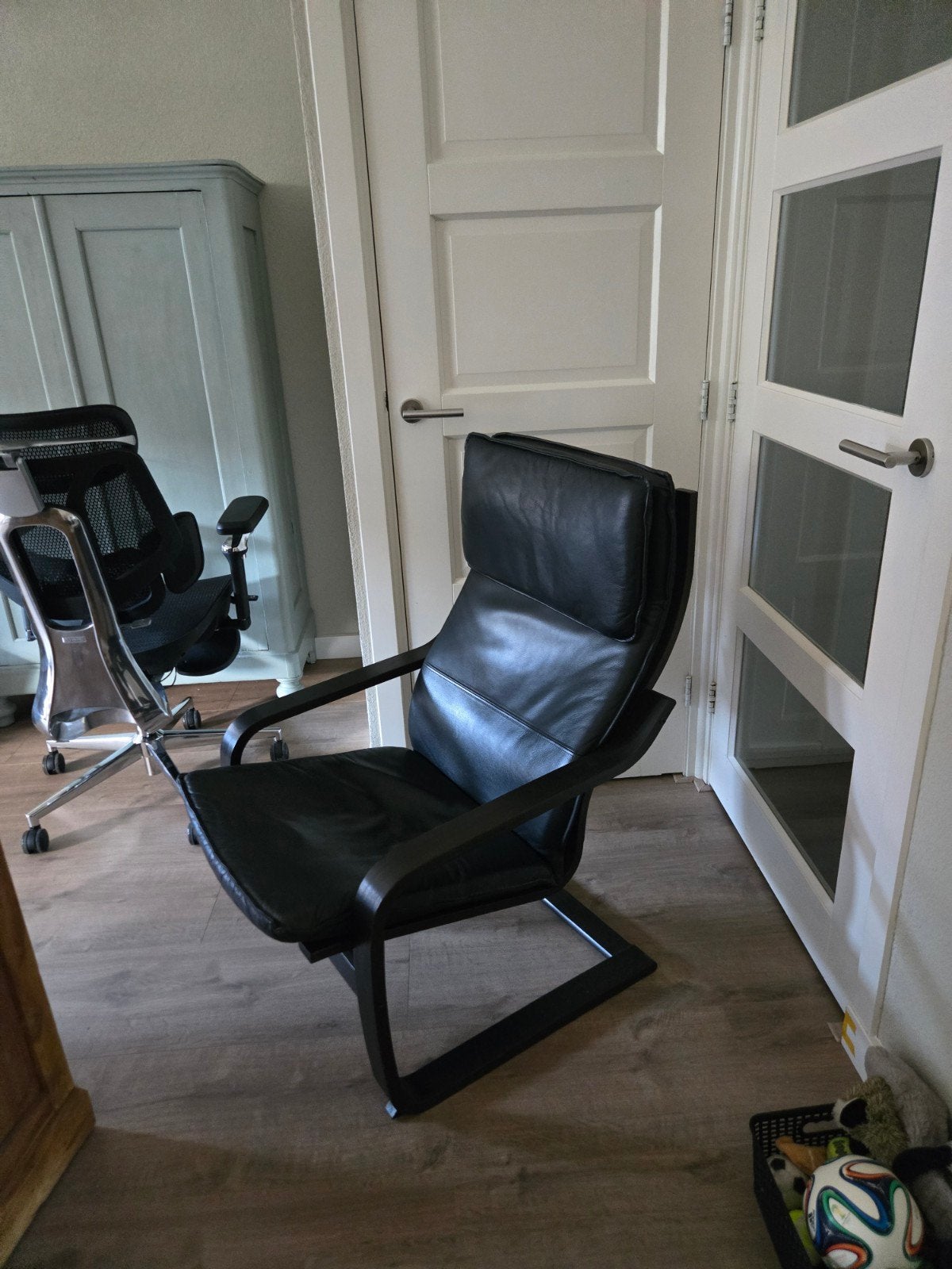 IKEA Poäng stoel met voetenbank en zwart leren kussens, Ophalen, Gebruikt, Zwart, Leer