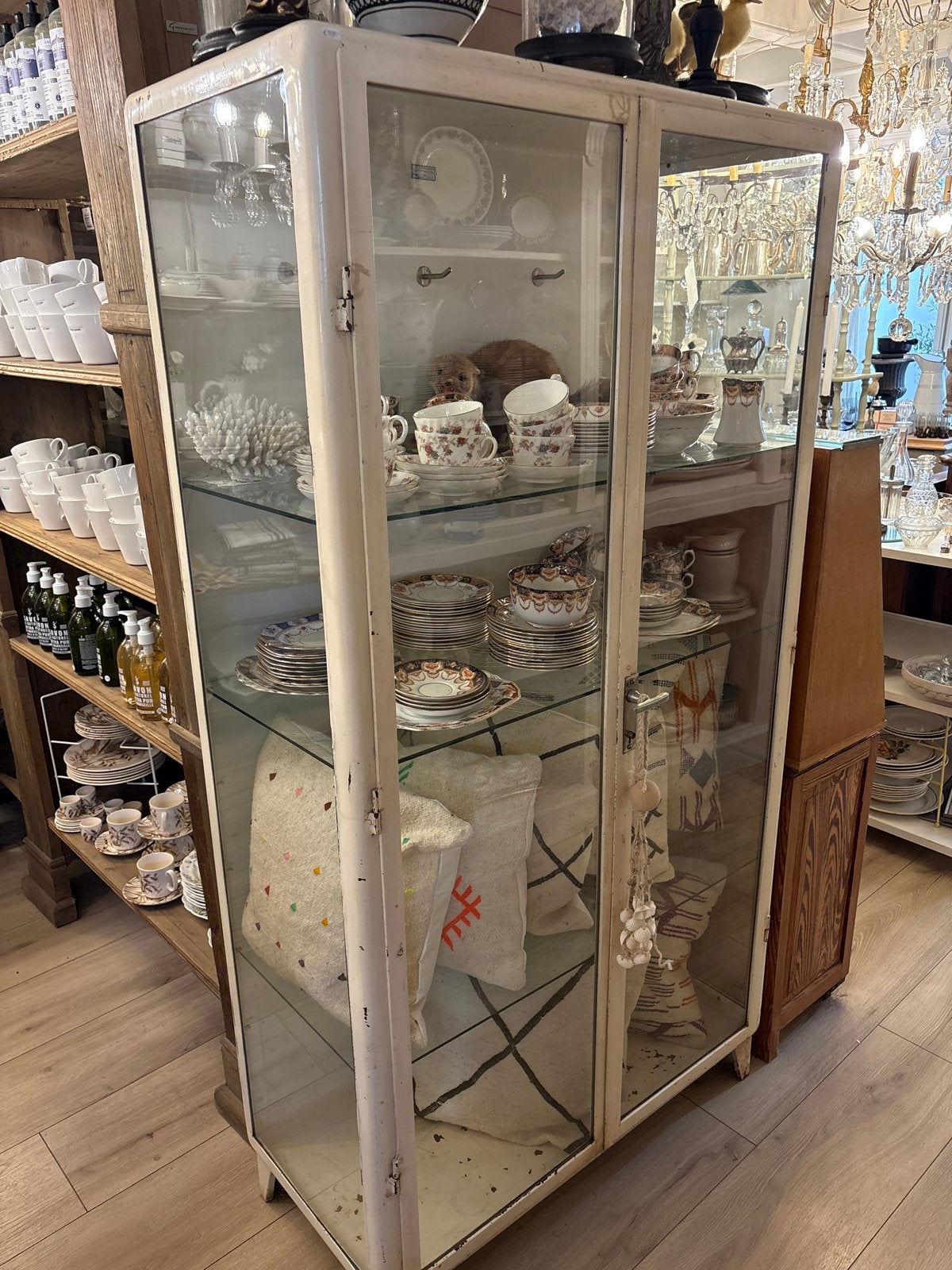 Vintage Apothekerskast - Twee Stuks Beschikbaar, Ophalen
