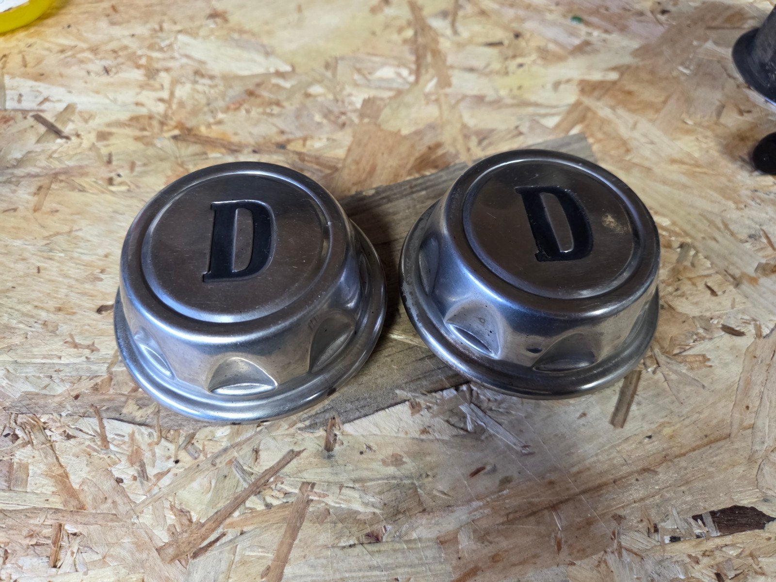 Datsun naafdoppen, Ophalen of Verzenden