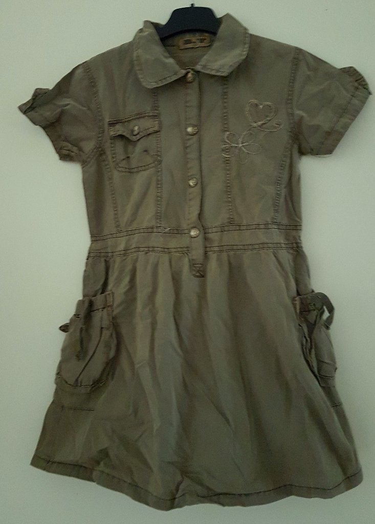 Groen/khaki jurk maat 140 *NIEUW* (6857) a, Meisje, Nieuw, Ophalen of Verzenden, Jurk of Rok