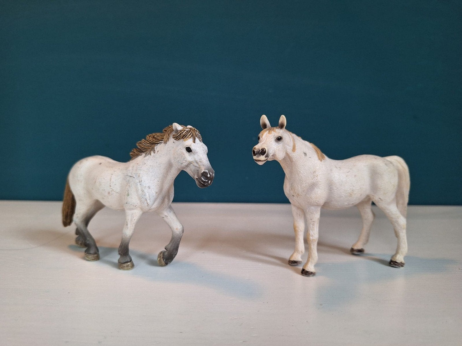 2 Schleich paarden - Wit met bruine manen, Ophalen