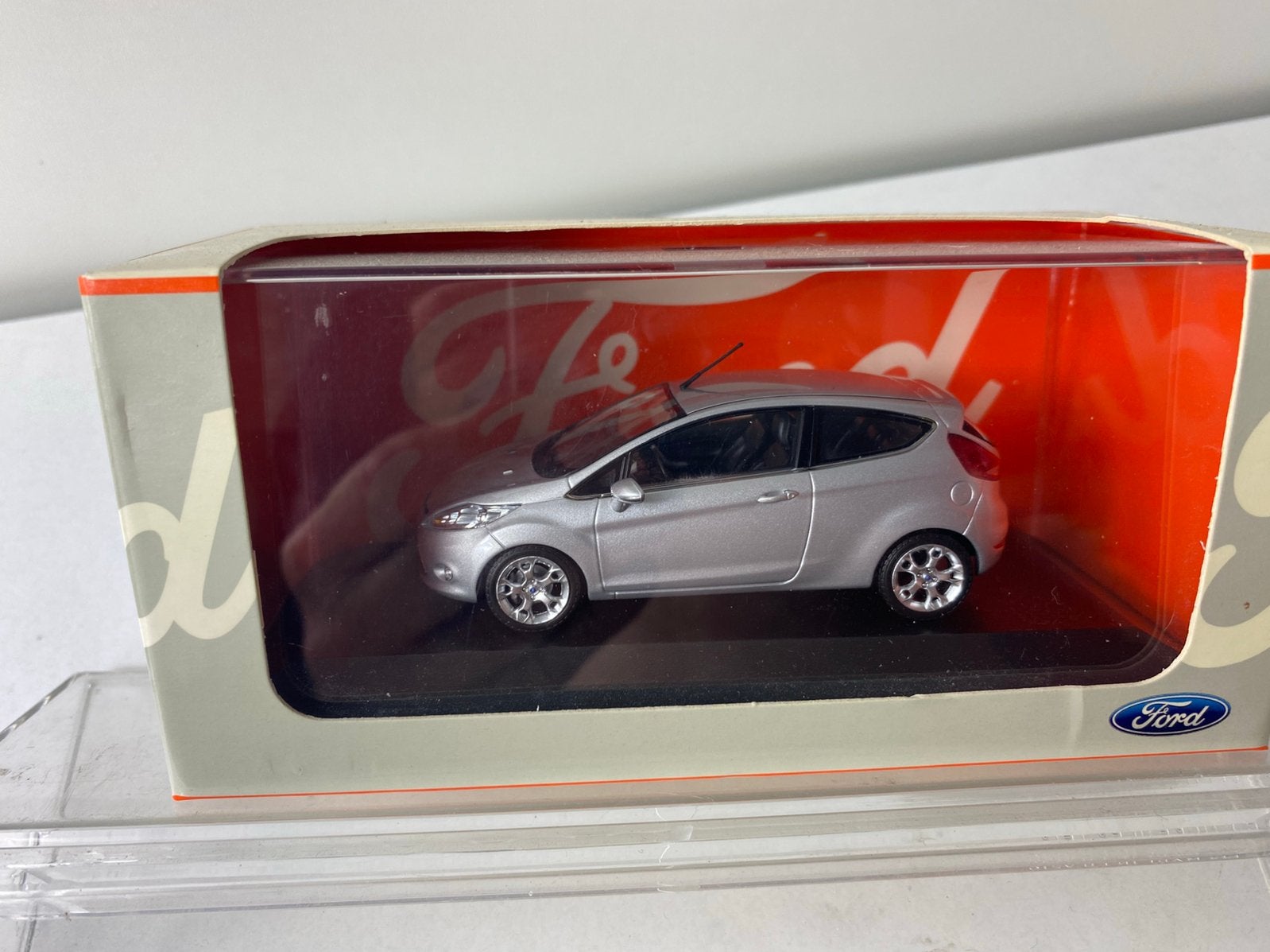 1:43 FORD FIESTA-in dealer package, Ophalen of Verzenden, Nieuw, Auto, Overige merken
