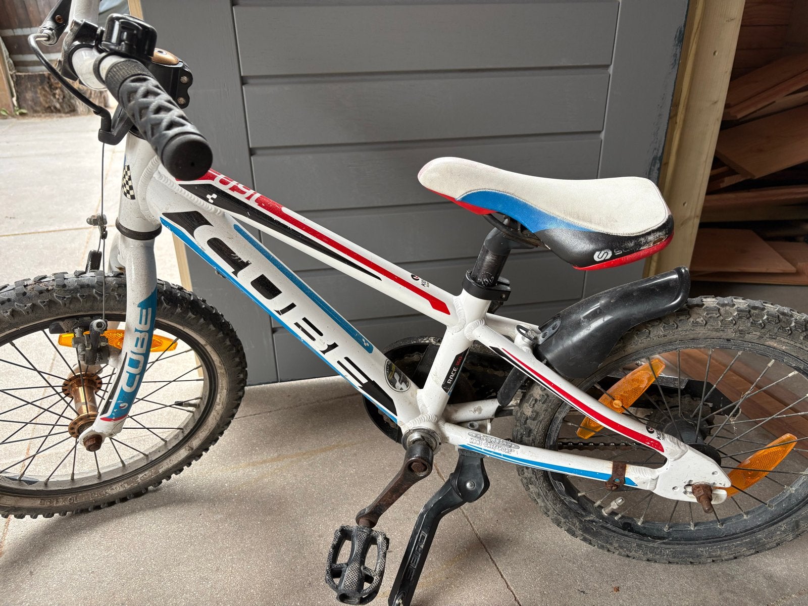 Cube Race 160 kinderfiets - Wit/Rood/Blauw, Fietsen en Brommers, Ophalen, Gebruikt, Velgrem, Minder dan 16 inch